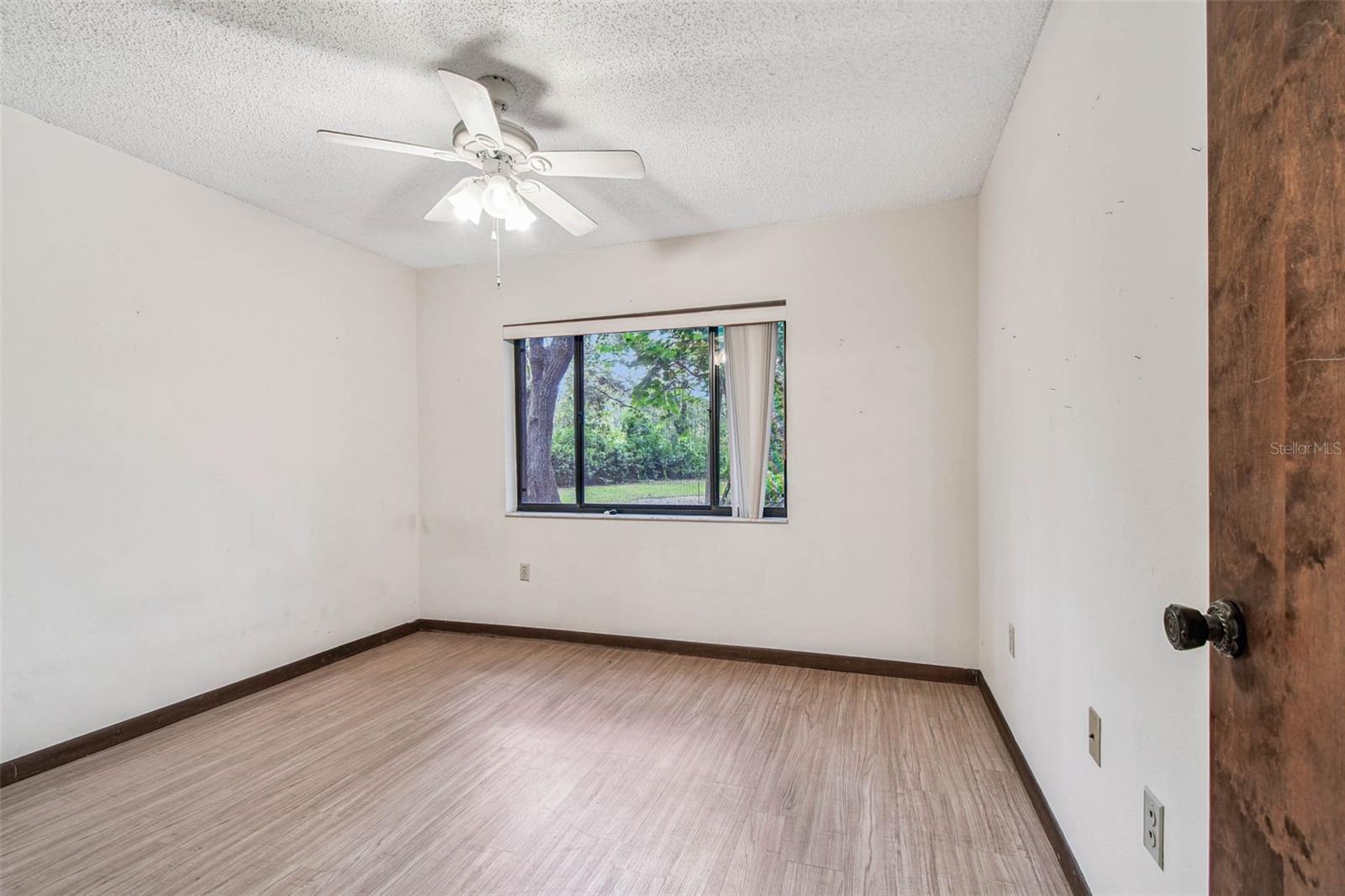 Listing photo id 13 for 9885 Lakeview Drive