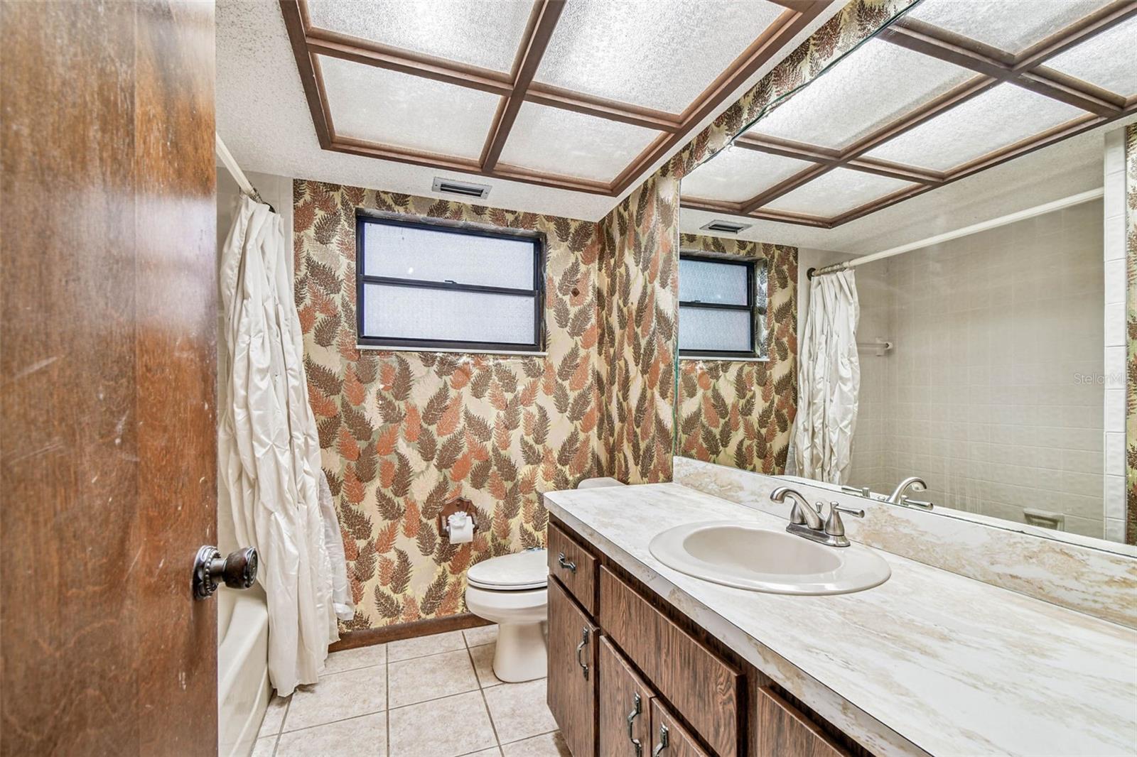 Listing photo id 14 for 9885 Lakeview Drive