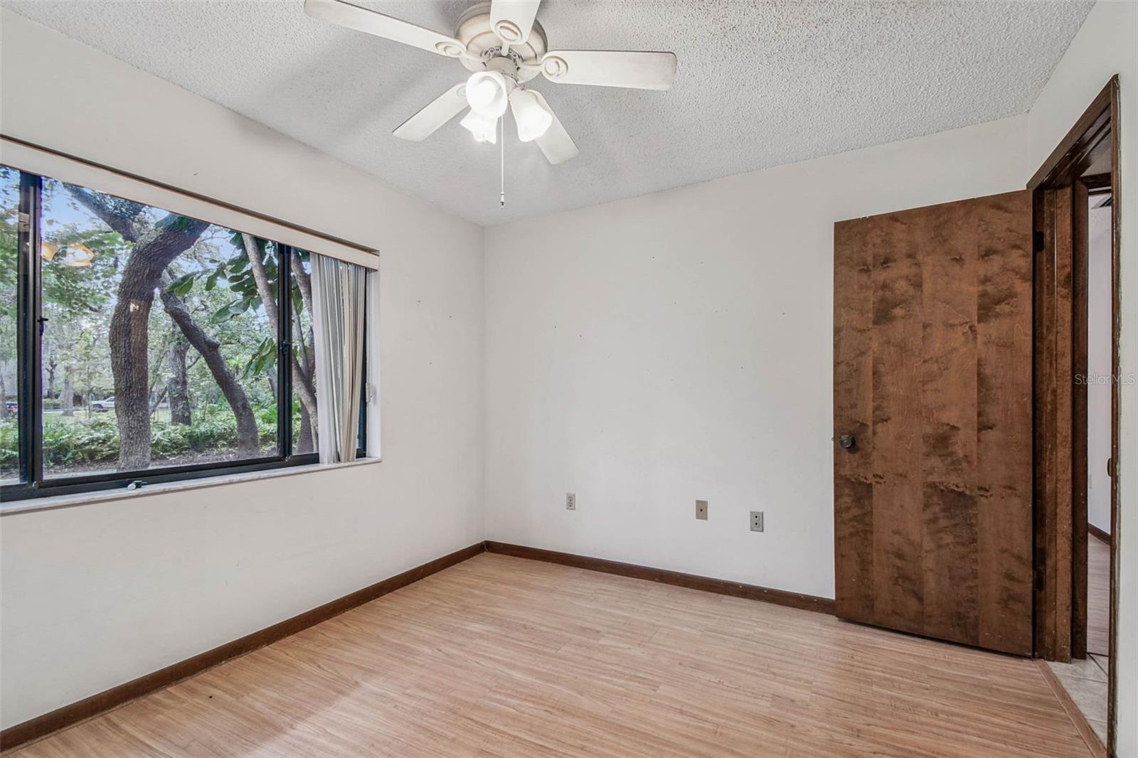 Listing photo id 15 for 9885 Lakeview Drive