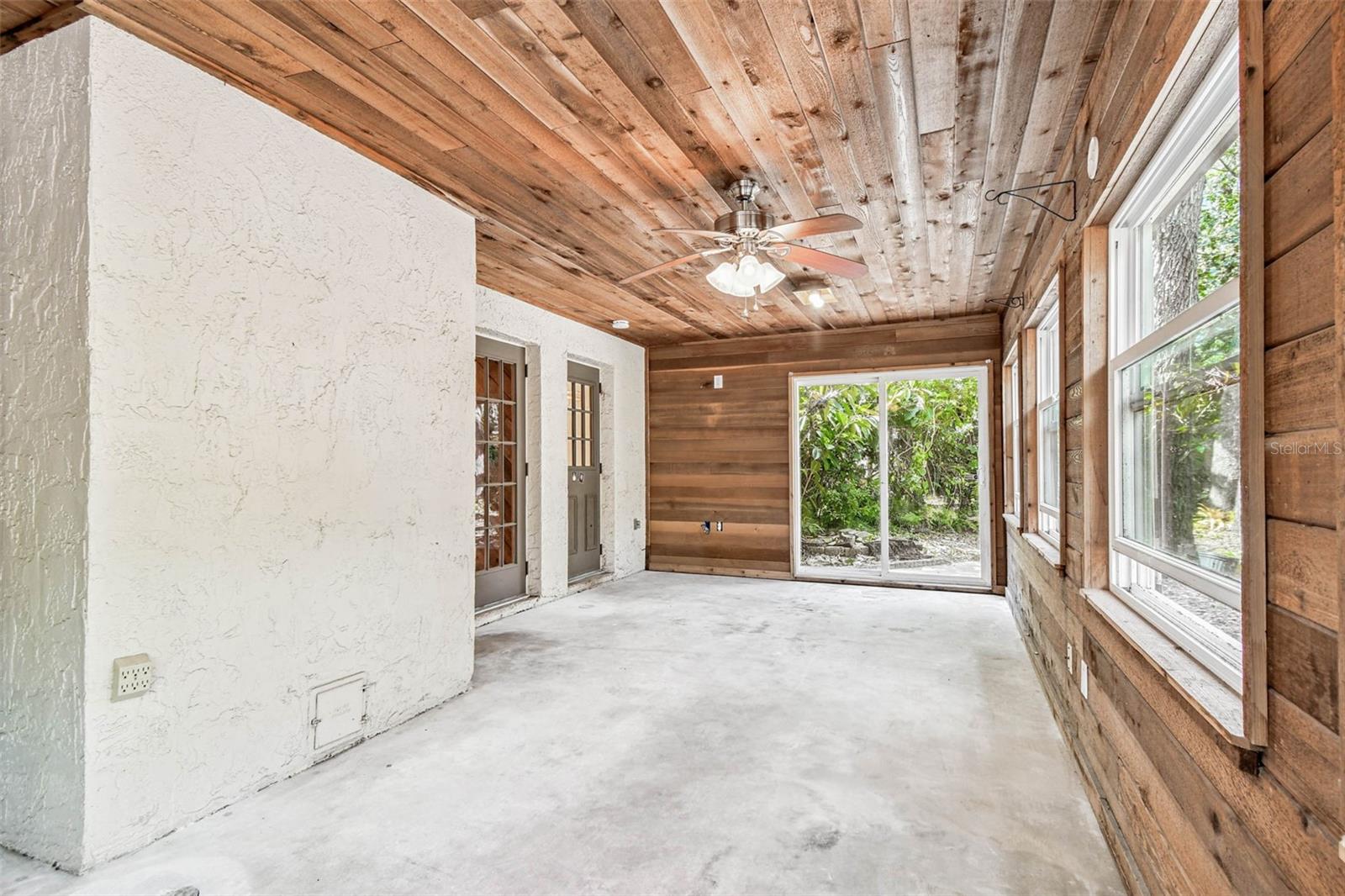 Listing photo id 16 for 9885 Lakeview Drive