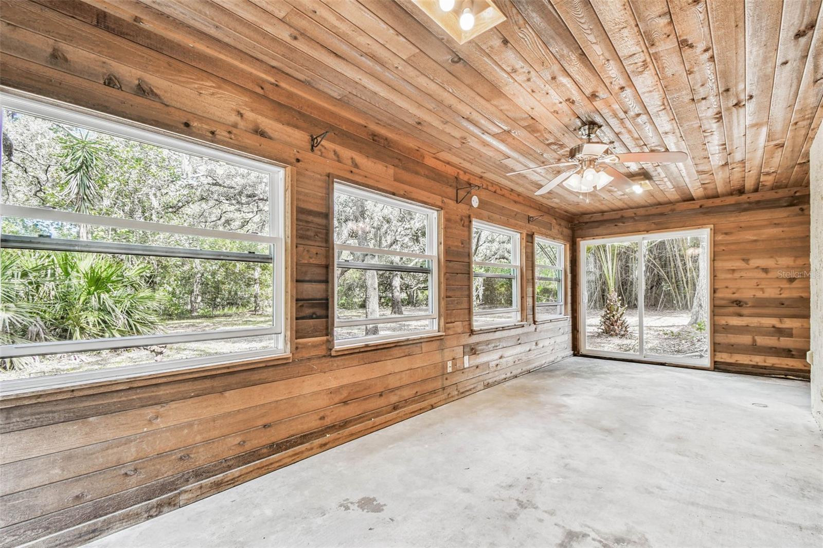 Listing photo id 17 for 9885 Lakeview Drive