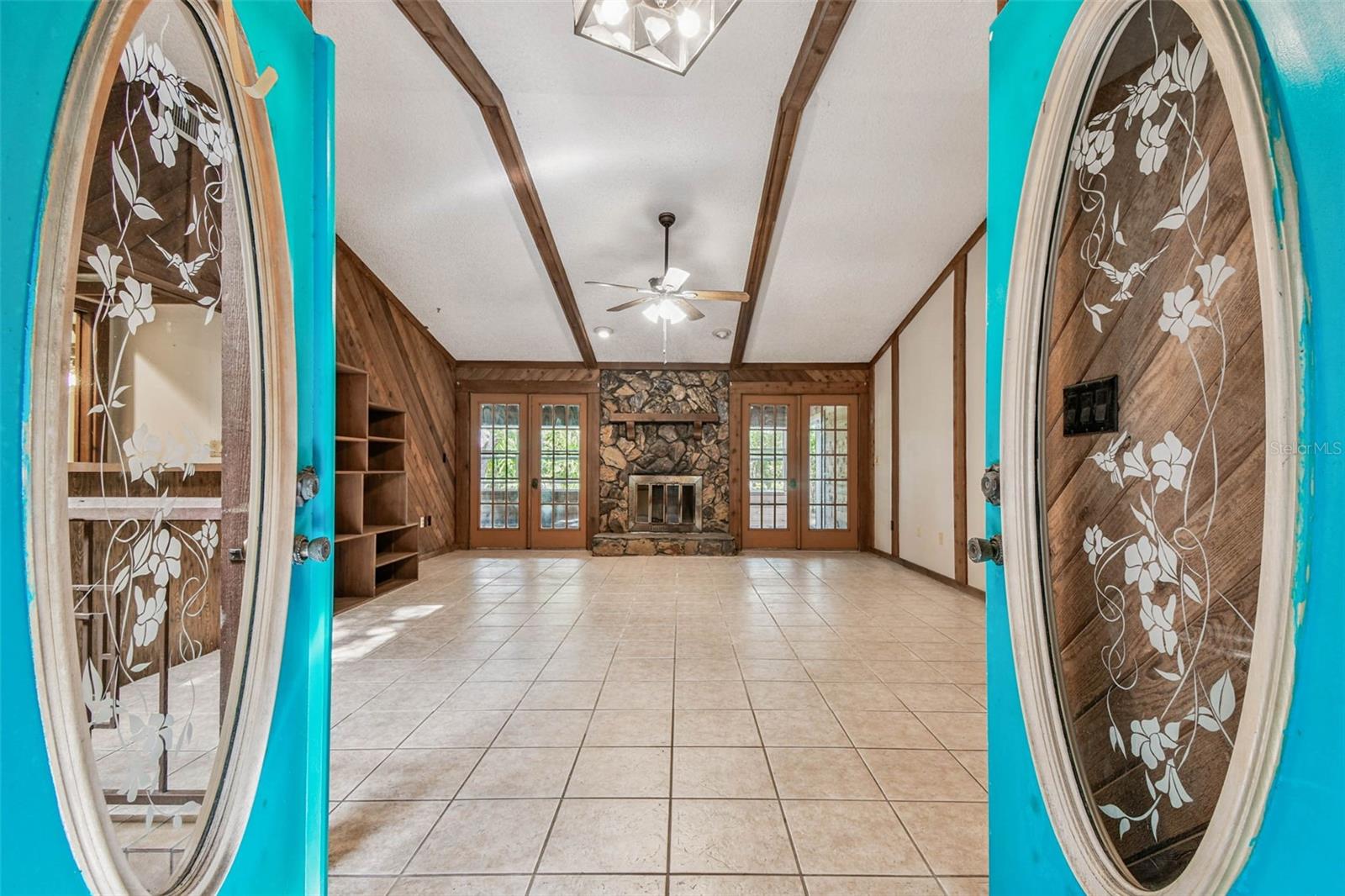 Listing photo id 0 for 9885 Lakeview Drive