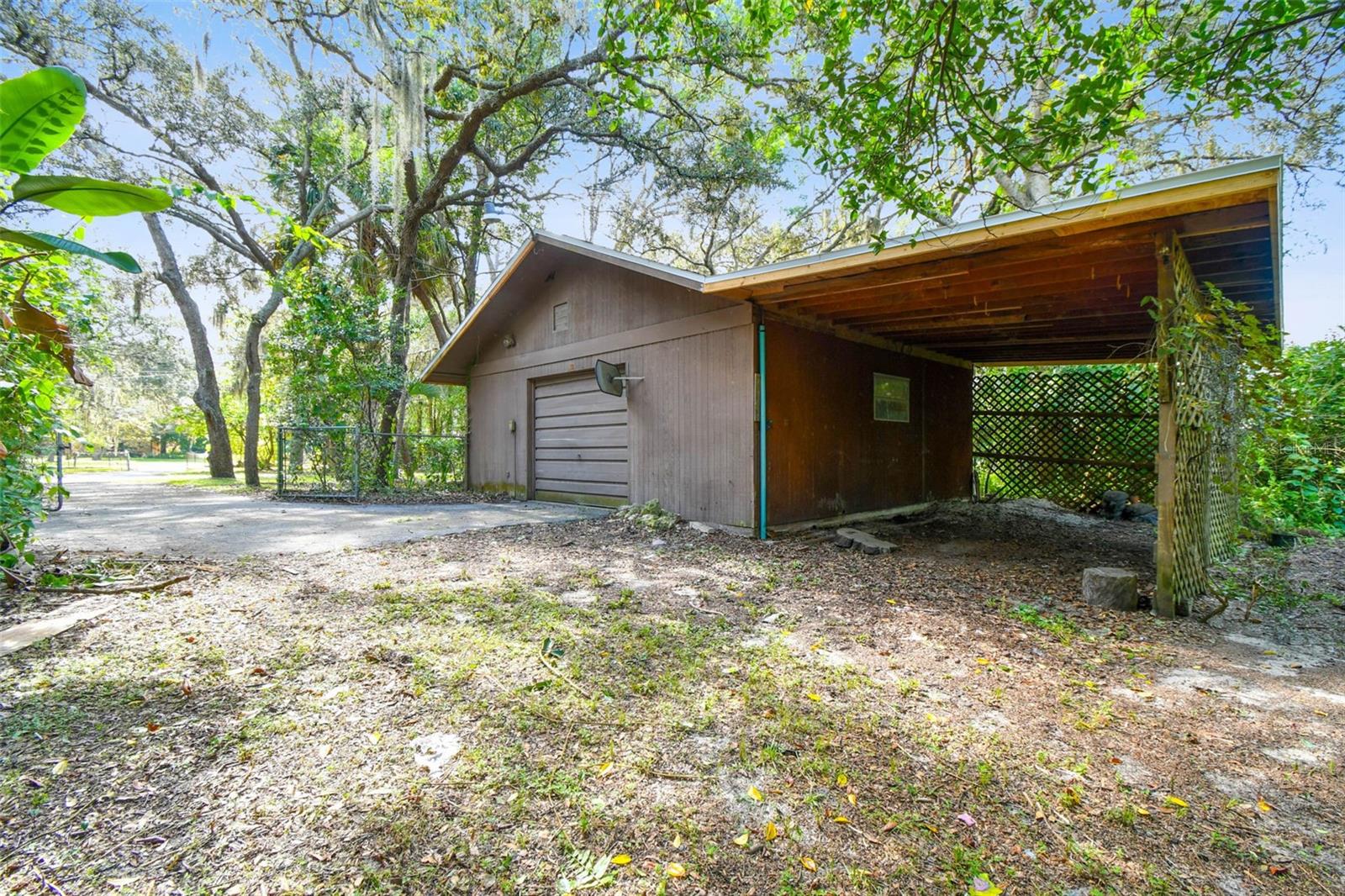 Listing photo id 18 for 9885 Lakeview Drive