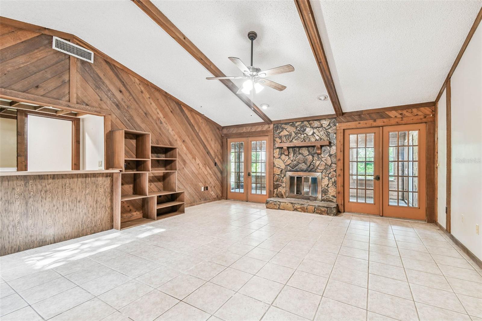 Listing photo id 1 for 9885 Lakeview Drive
