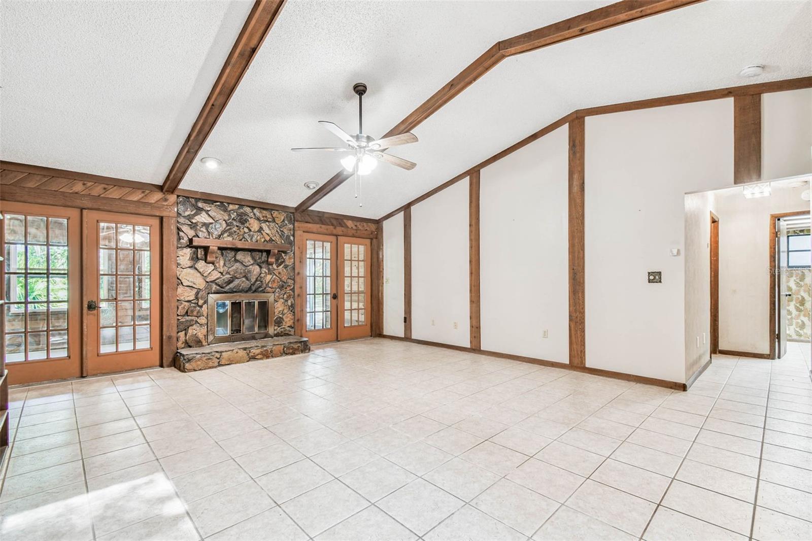 Listing photo id 2 for 9885 Lakeview Drive