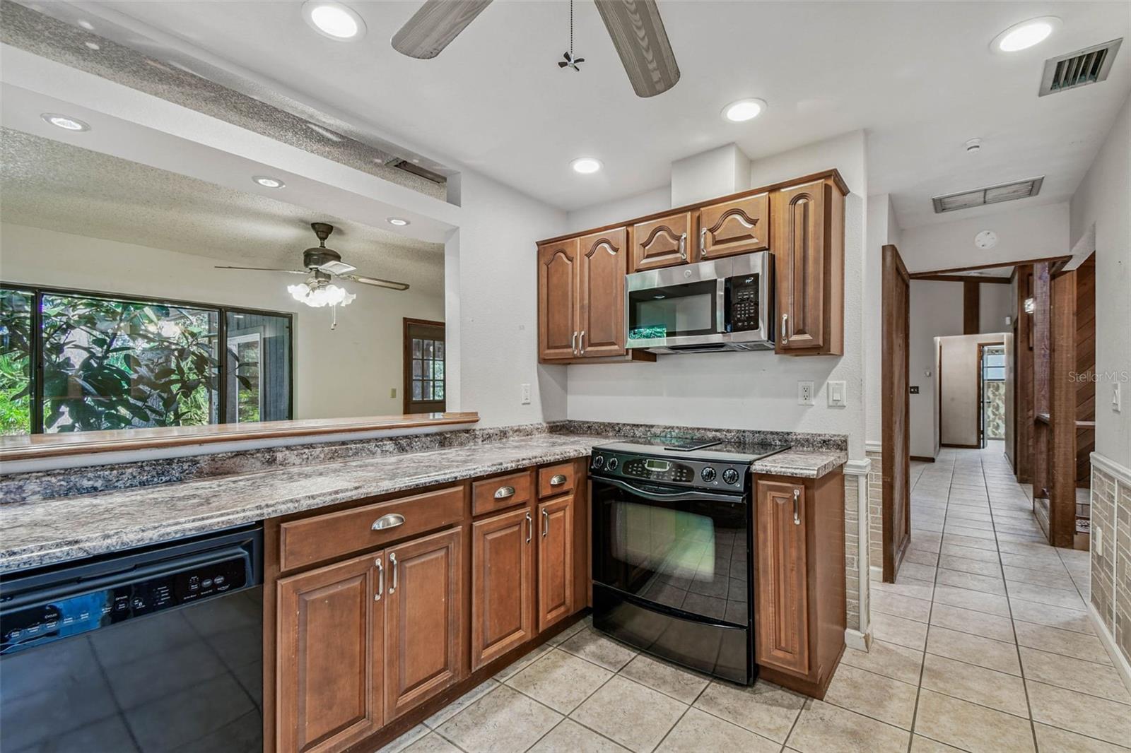 Listing photo id 4 for 9885 Lakeview Drive