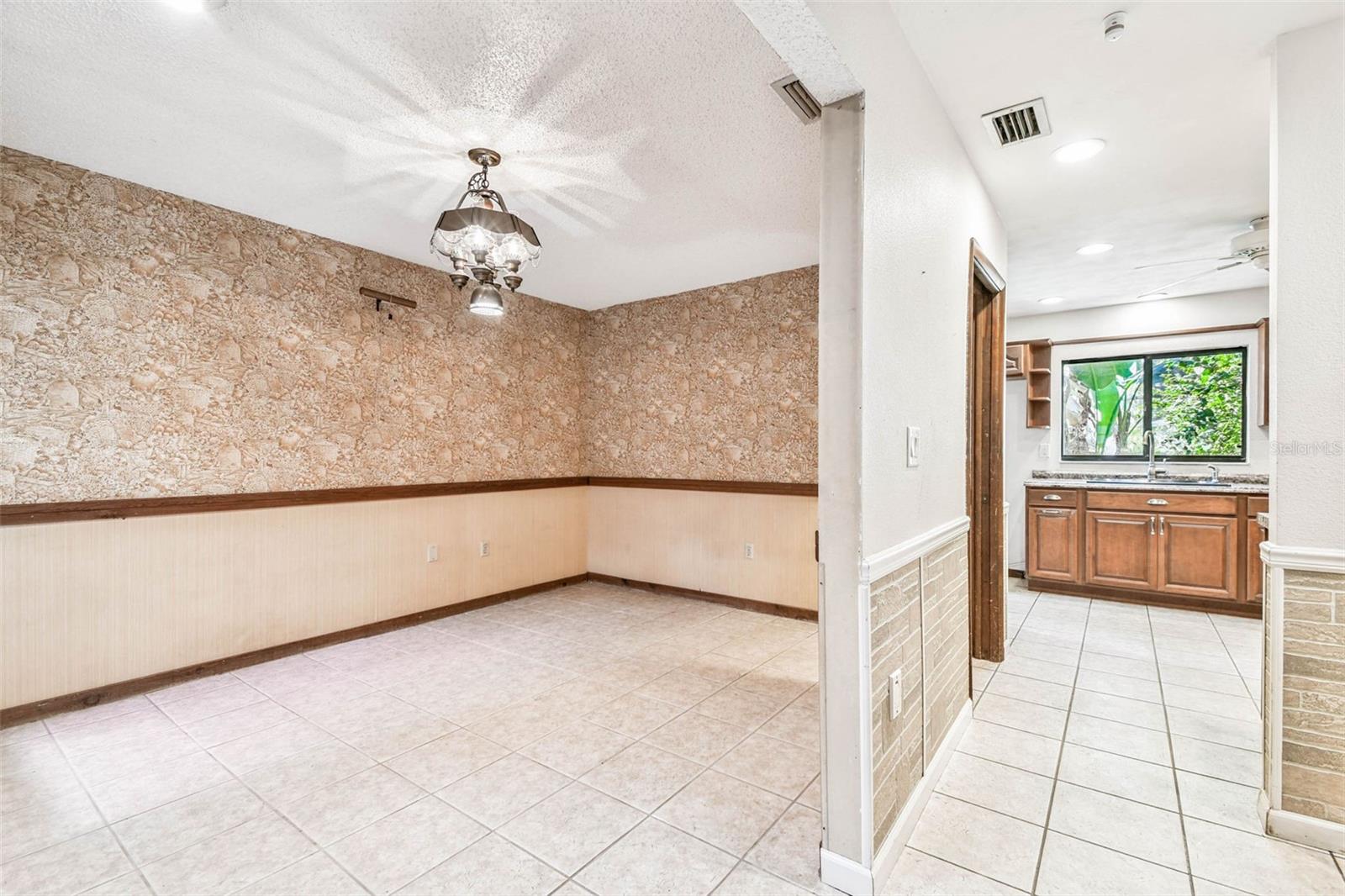 Listing photo id 5 for 9885 Lakeview Drive