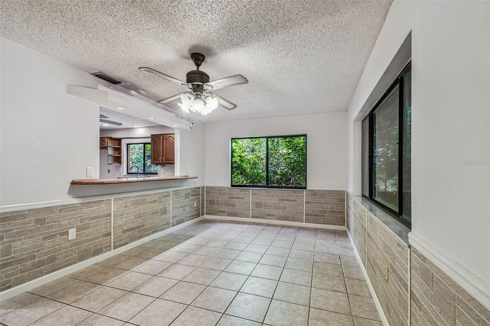 Listing photo id 6 for 9885 Lakeview Drive
