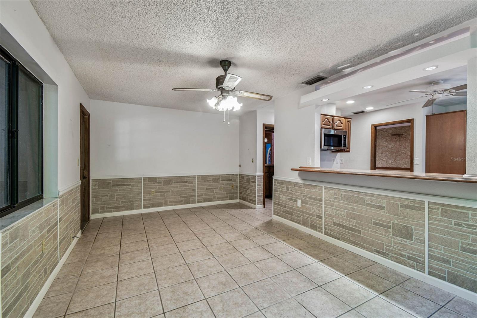 Listing photo id 7 for 9885 Lakeview Drive