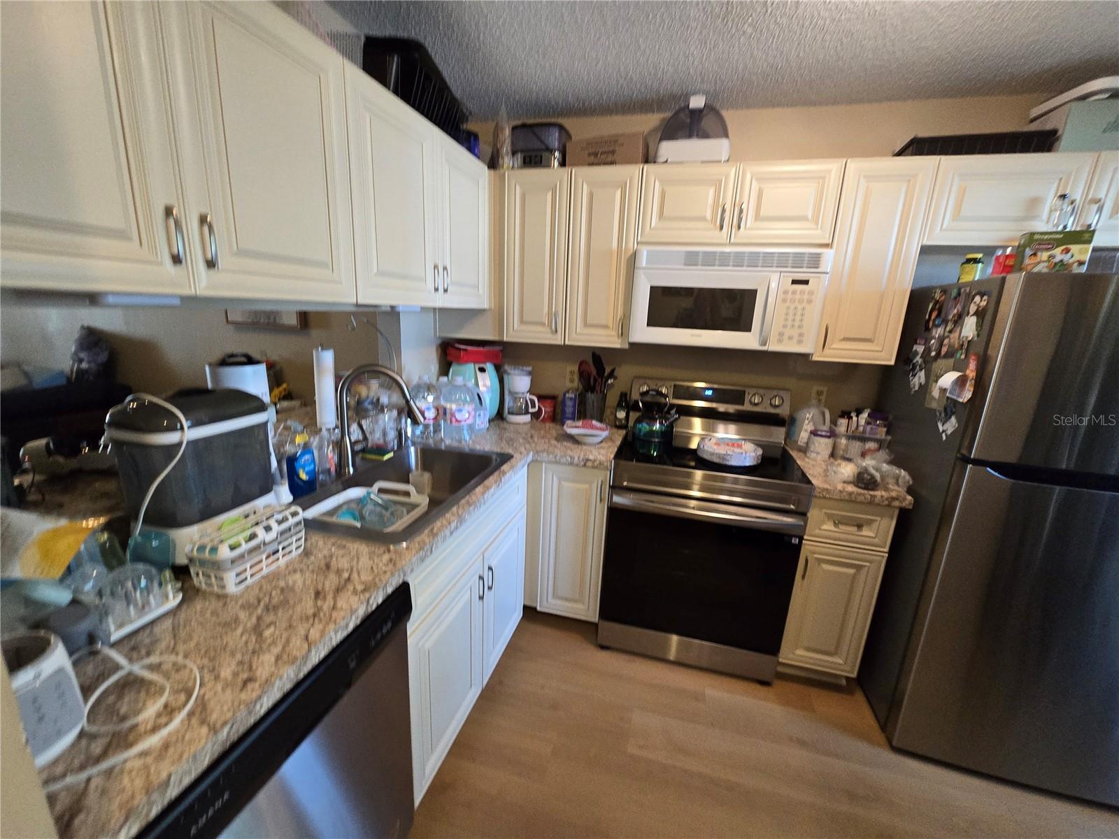 Listing photo id 0 for 2955 Stillwell Court