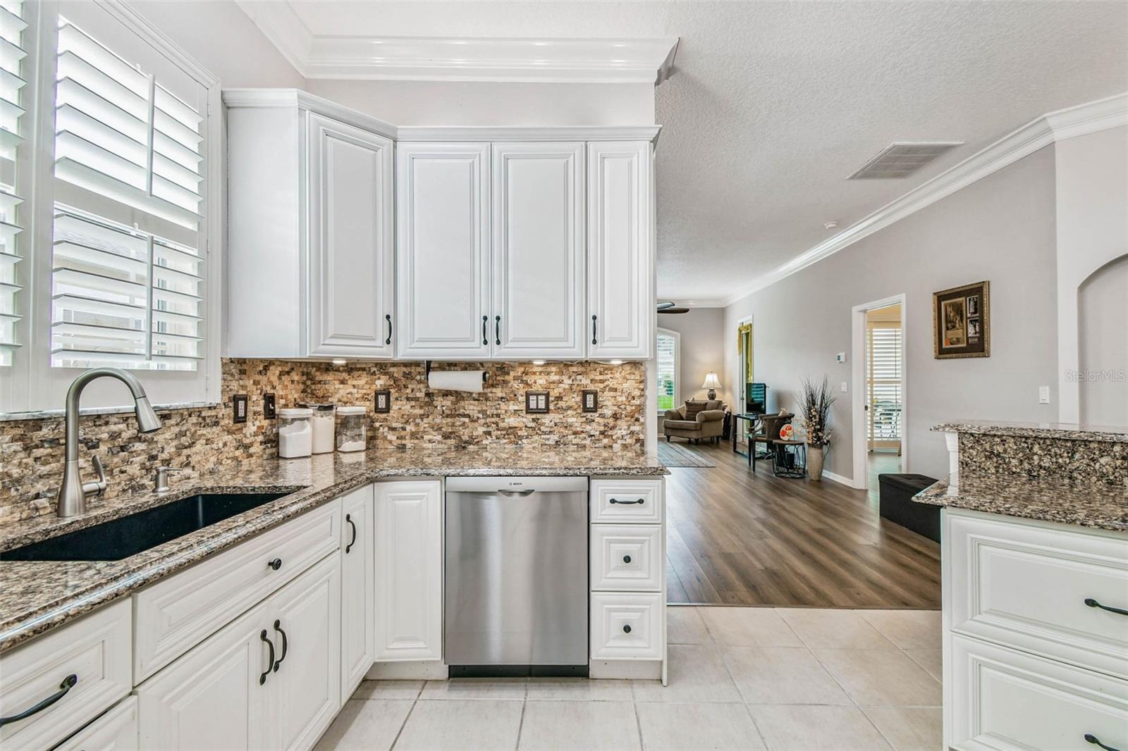 Listing photo id 8 for 2648 Tottenham Drive