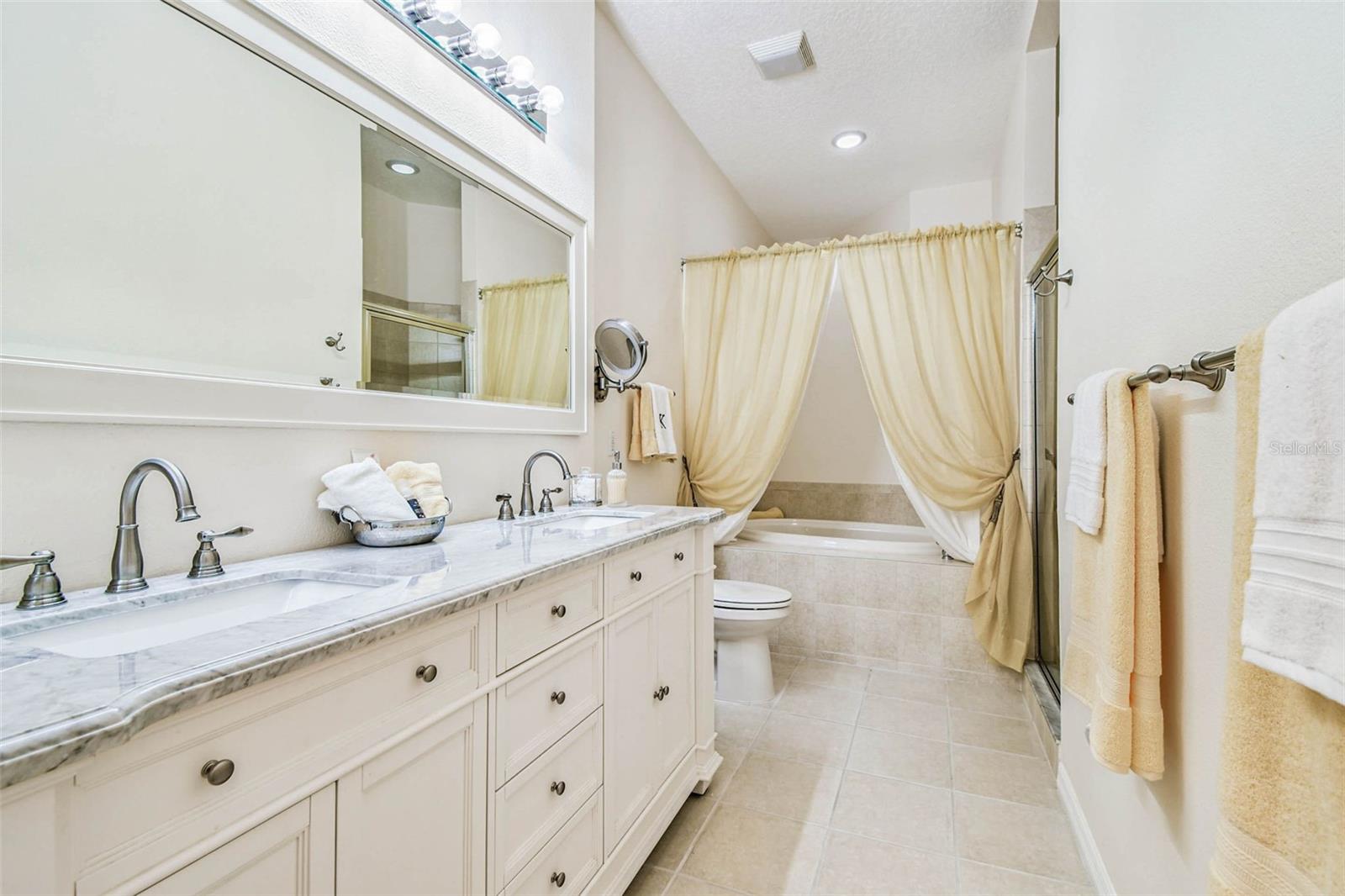 Listing photo id 13 for 2648 Tottenham Drive