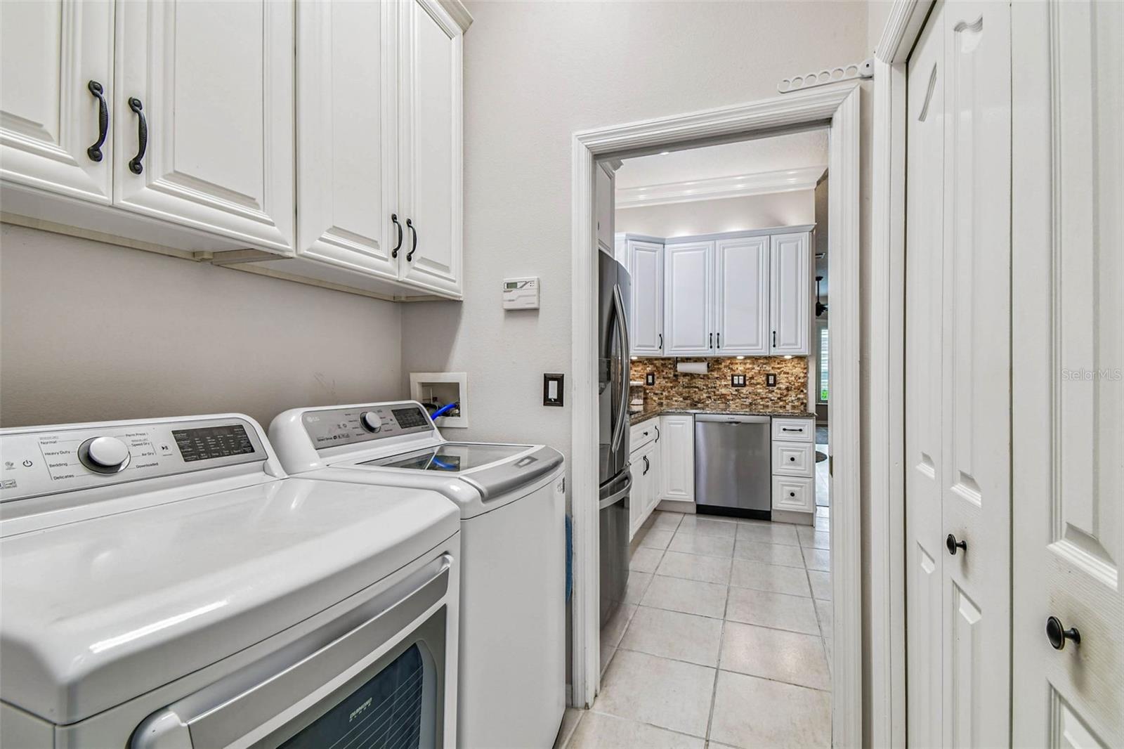 Listing photo id 16 for 2648 Tottenham Drive