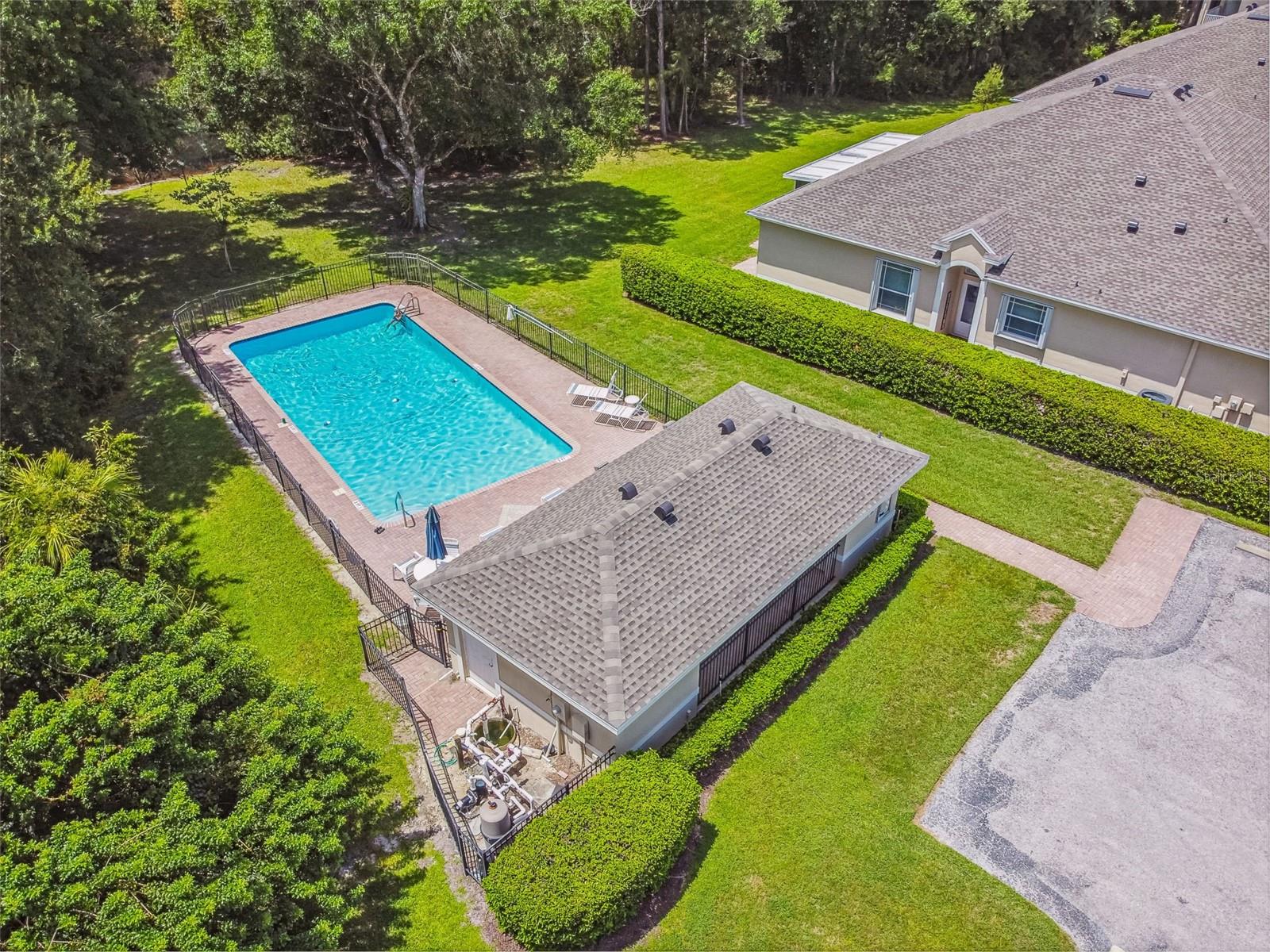 Listing photo id 24 for 2648 Tottenham Drive
