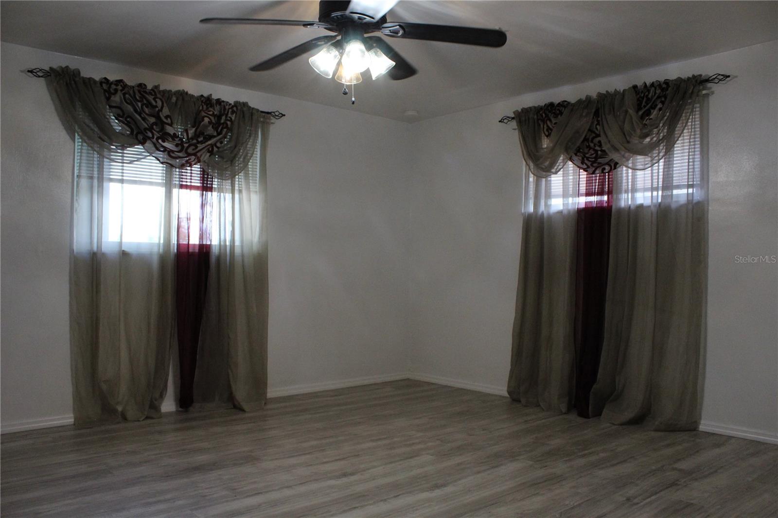 Listing photo id 2 for 5128 Dove Drive