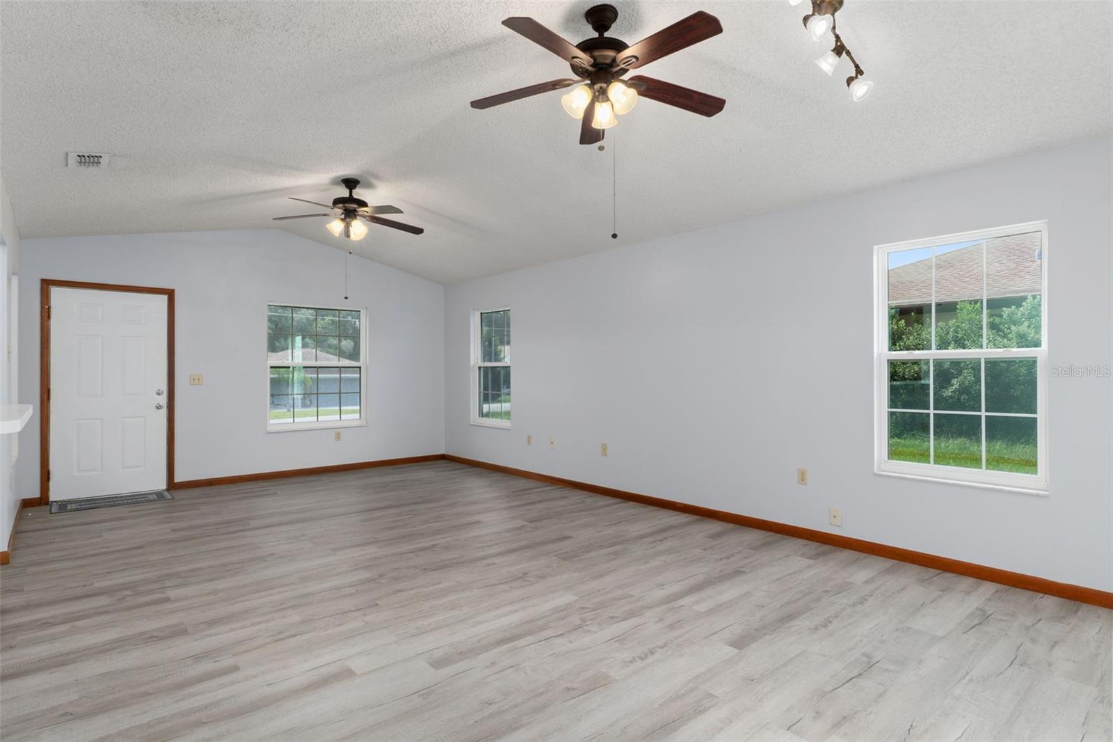 Image 6 of 34 For 21557 Peach Blossom Street