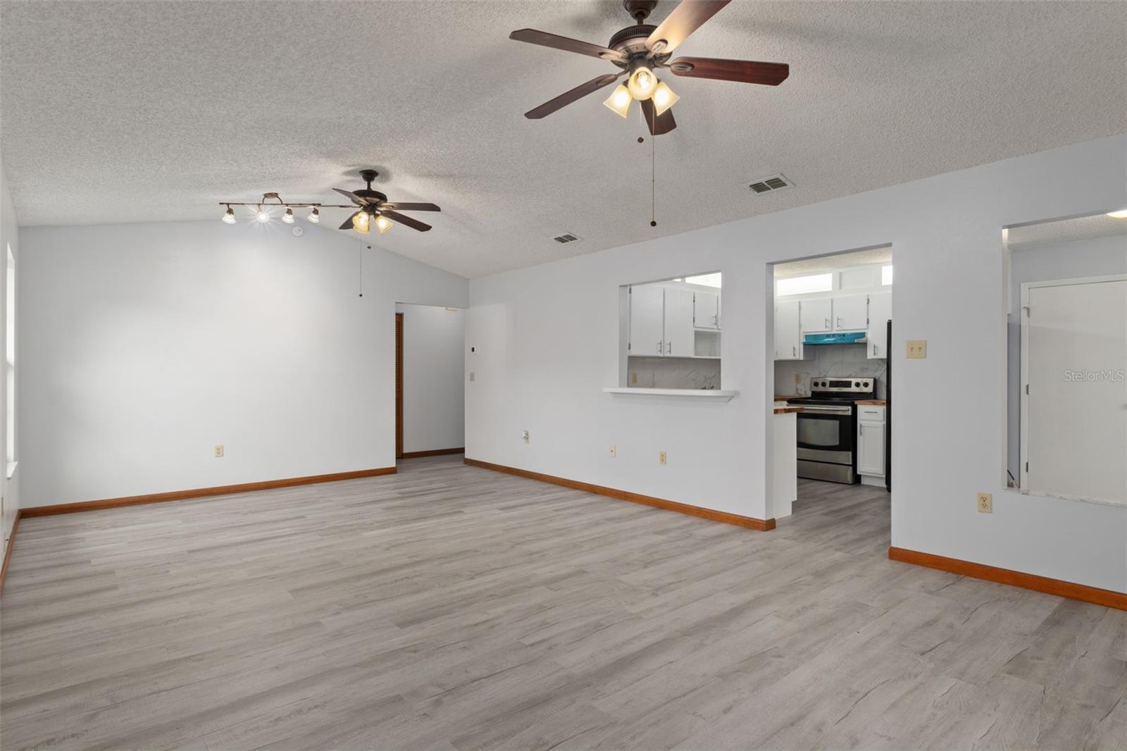 Image 7 of 34 For 21557 Peach Blossom Street