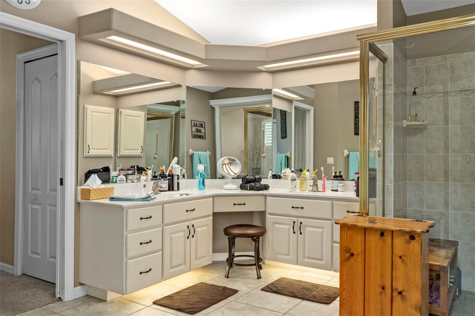 Listing photo id 14 for 5352 Mock Orange Drive