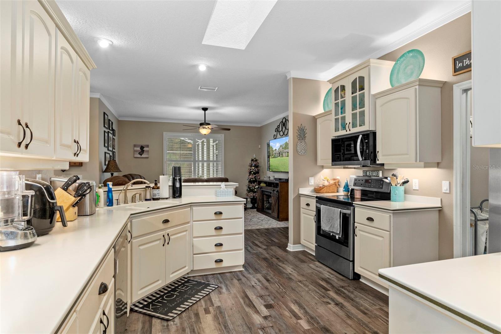 Listing photo id 25 for 5352 Mock Orange Drive