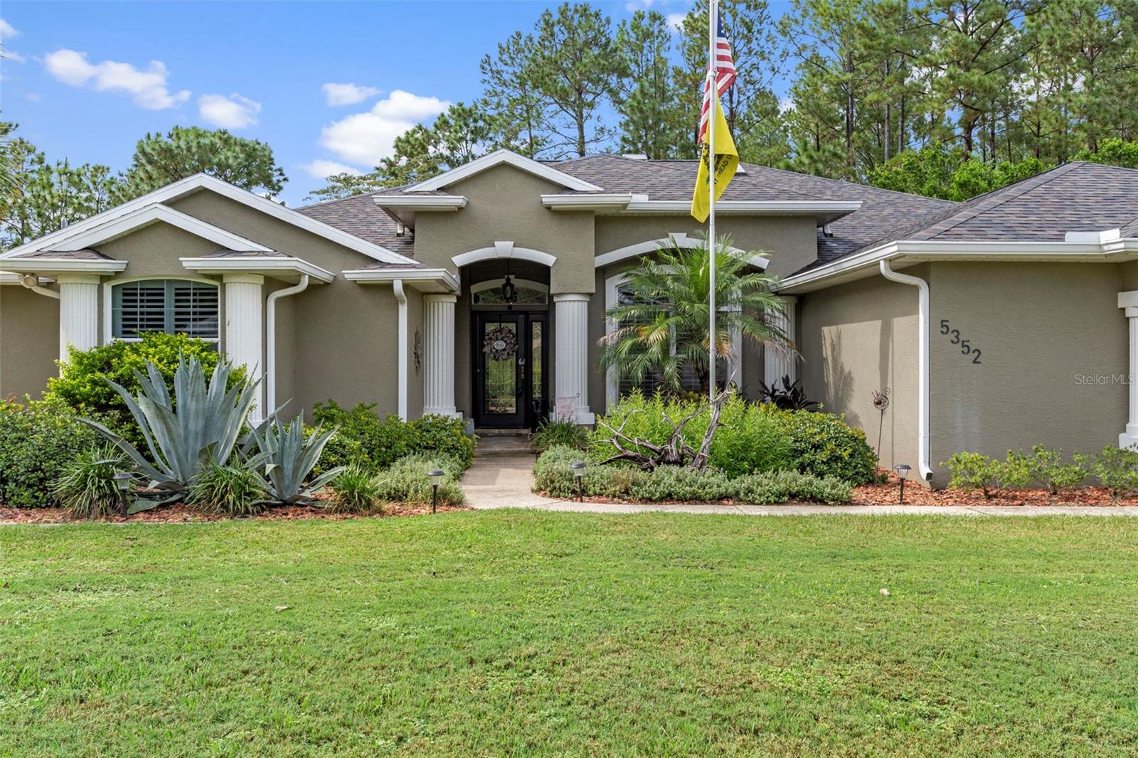 Listing photo id 3 for 5352 Mock Orange Drive