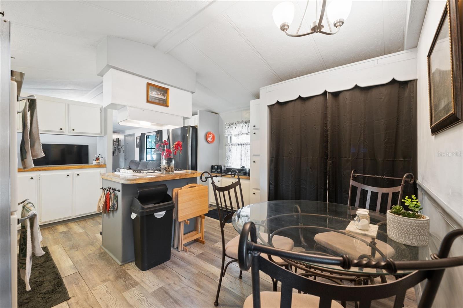 Listing photo id 11 for 8364 Normandy Drive
