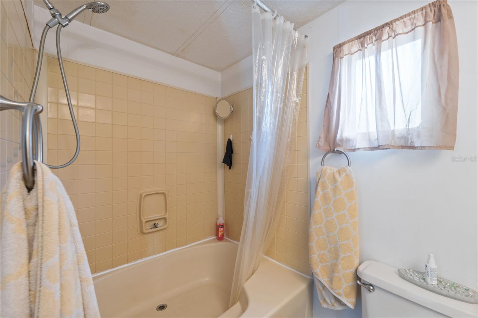 Listing photo id 18 for 8364 Normandy Drive