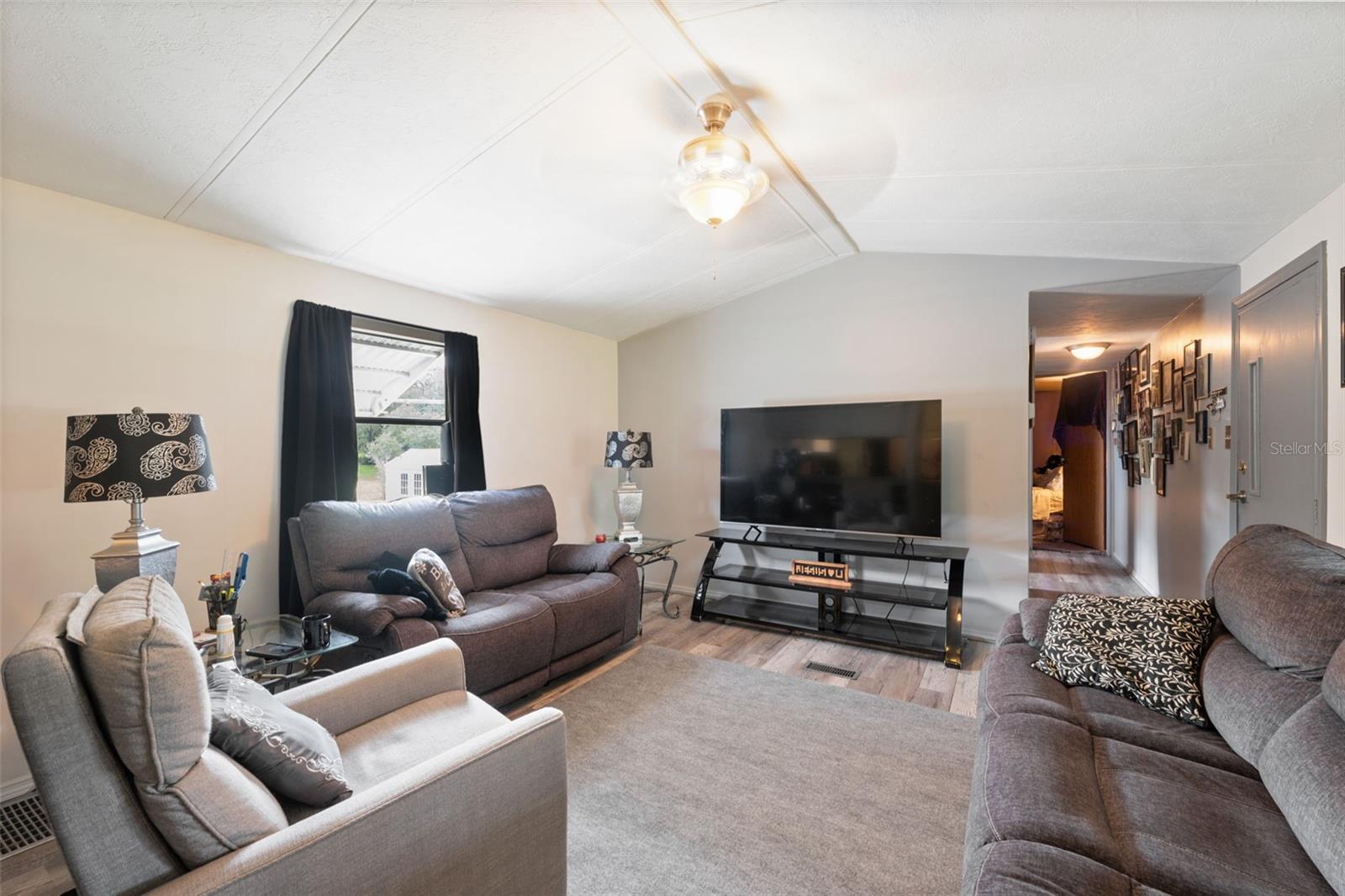 Listing photo id 5 for 8364 Normandy Drive