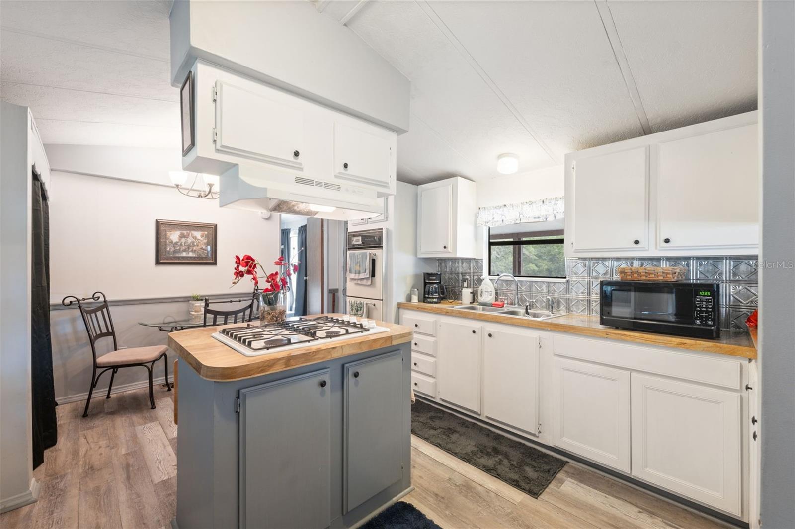 Listing photo id 6 for 8364 Normandy Drive