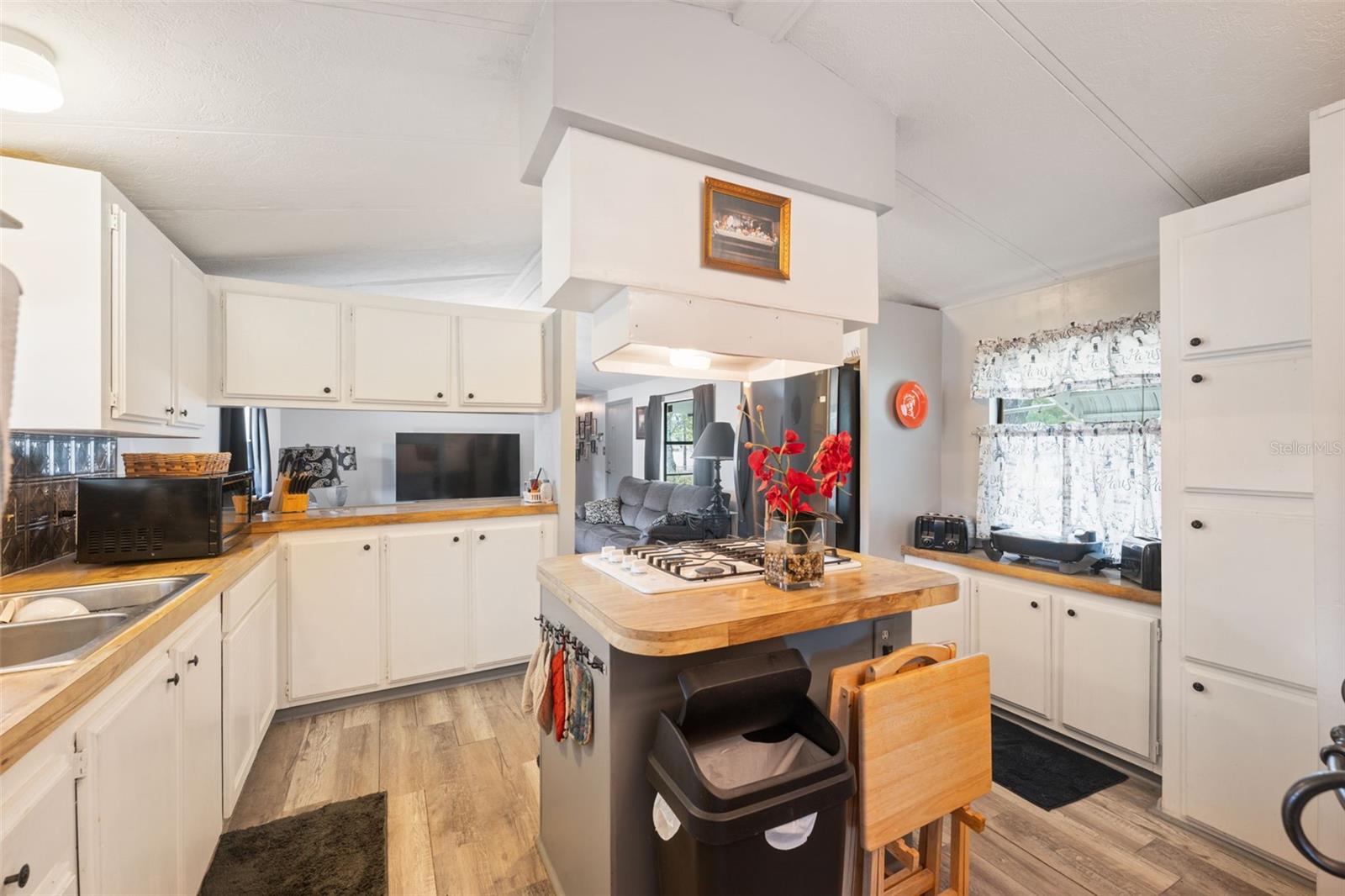 Listing photo id 7 for 8364 Normandy Drive