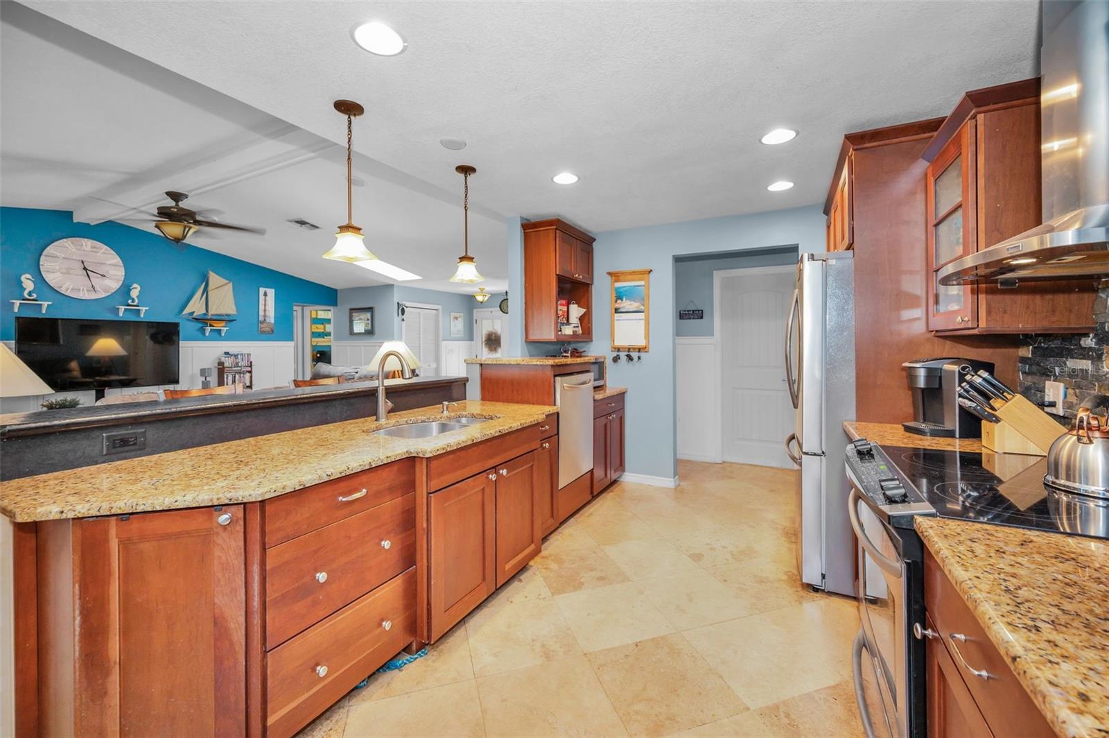 Listing photo id 12 for 6104 Caliber Court