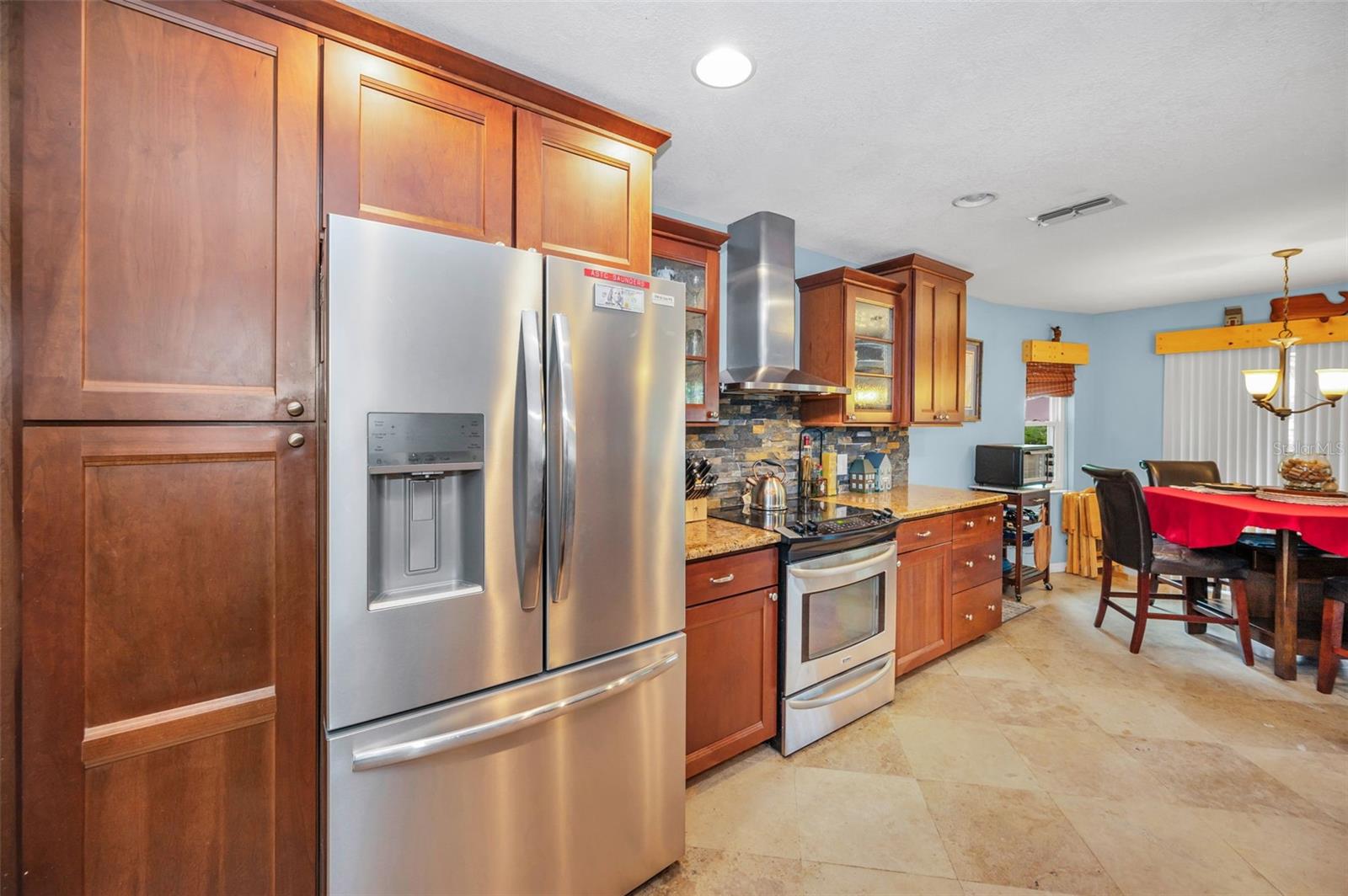 Listing photo id 14 for 6104 Caliber Court