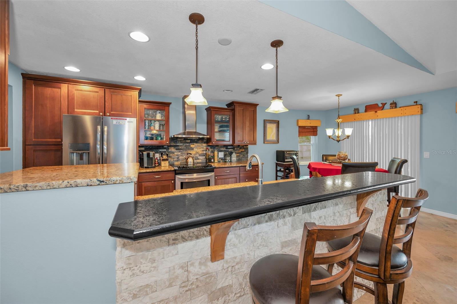 Listing photo id 16 for 6104 Caliber Court