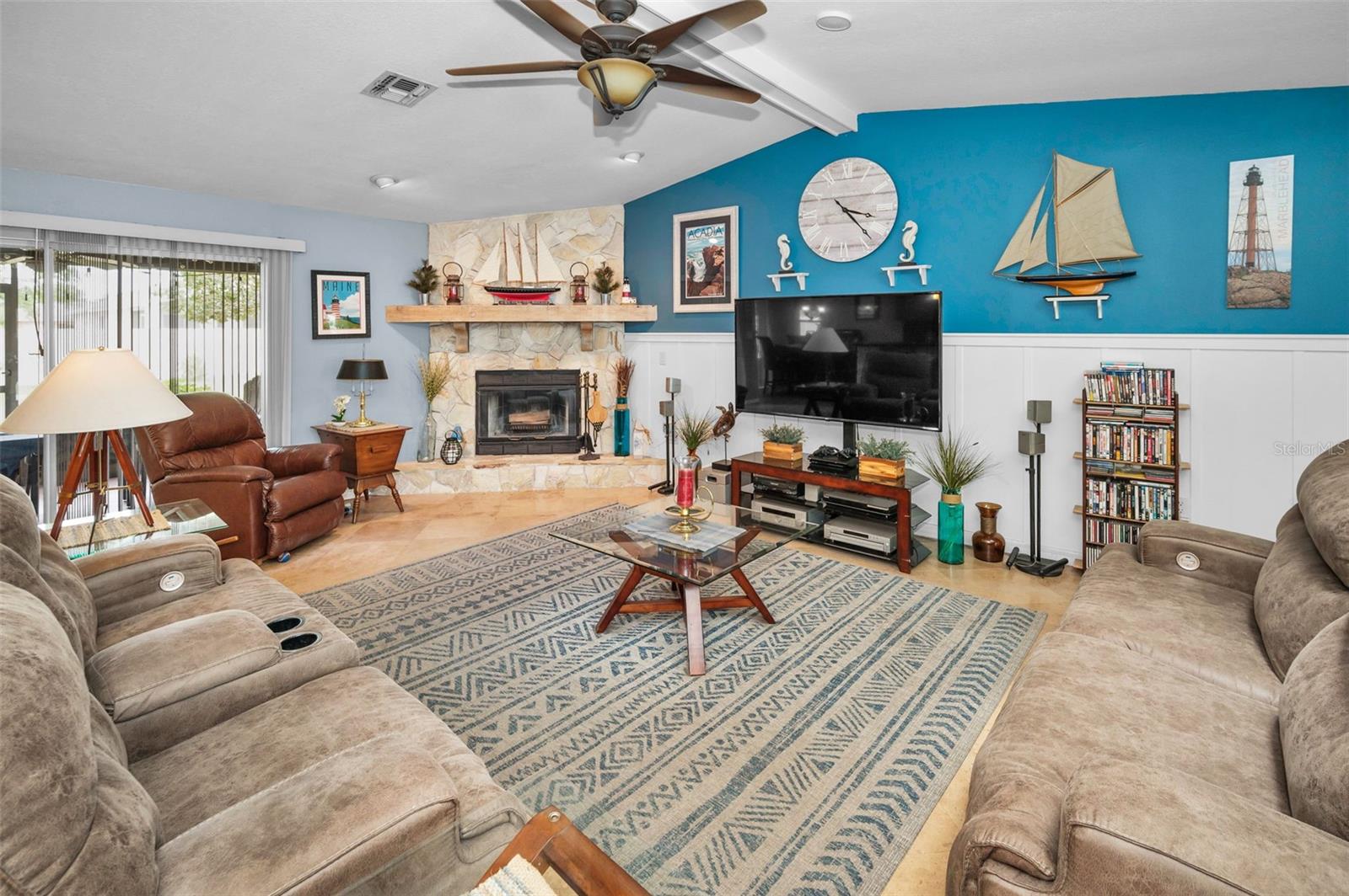 Listing photo id 3 for 6104 Caliber Court