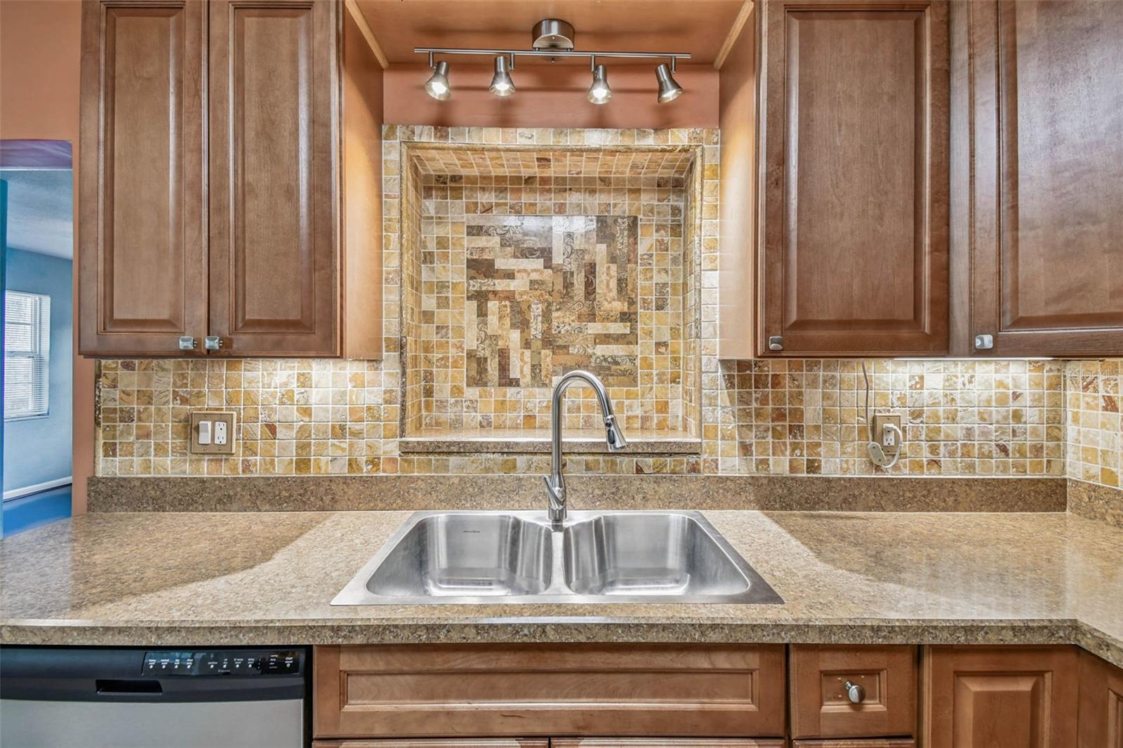 Image 10 of 47 For 5500 30th Avenue N