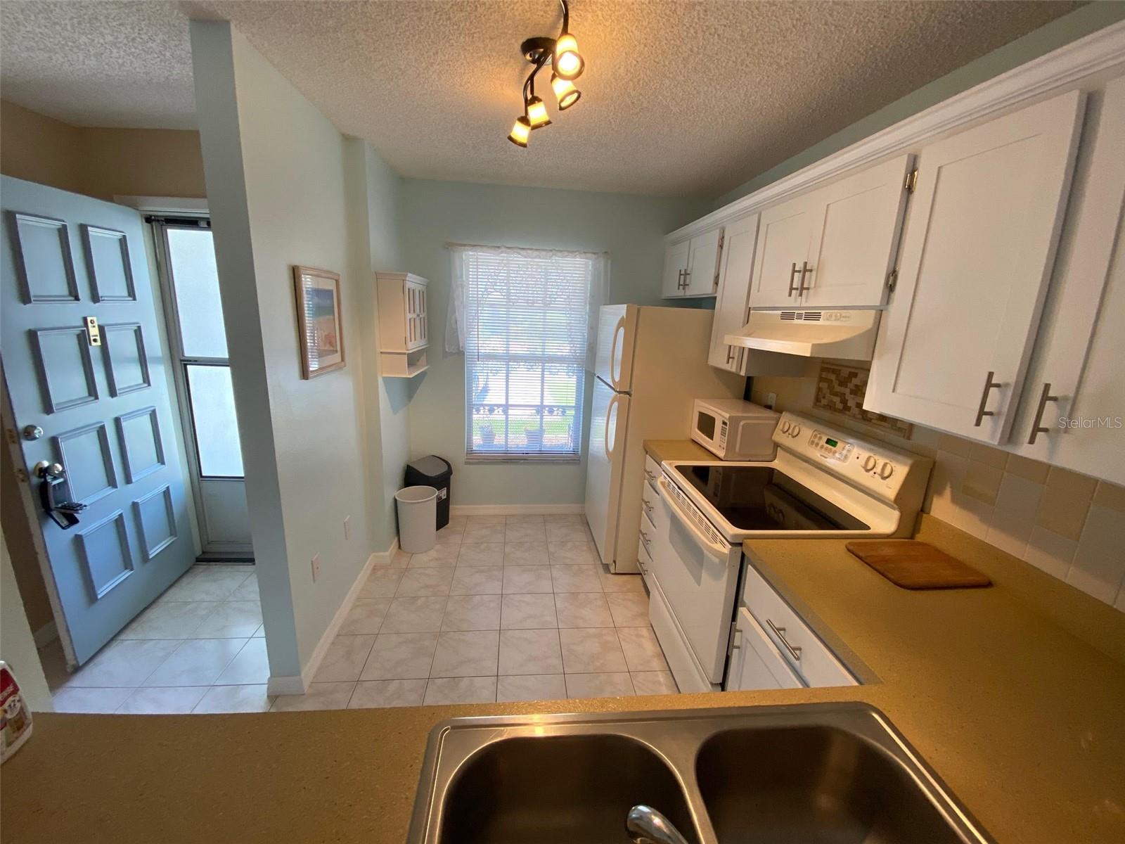 Listing photo id 2 for 2928 Stillwell Court