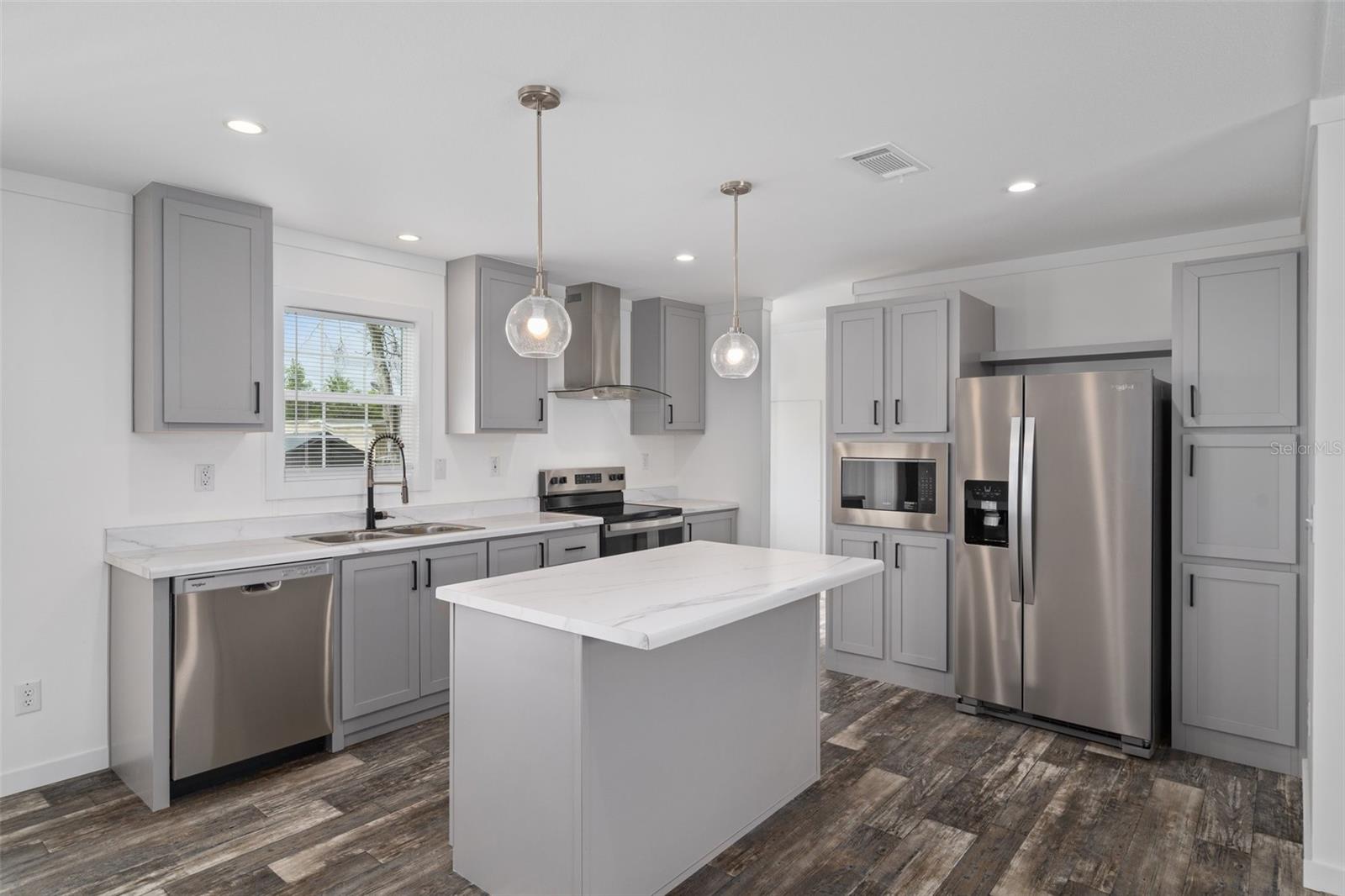 Image 13 of 41 For 16092 Naples Street