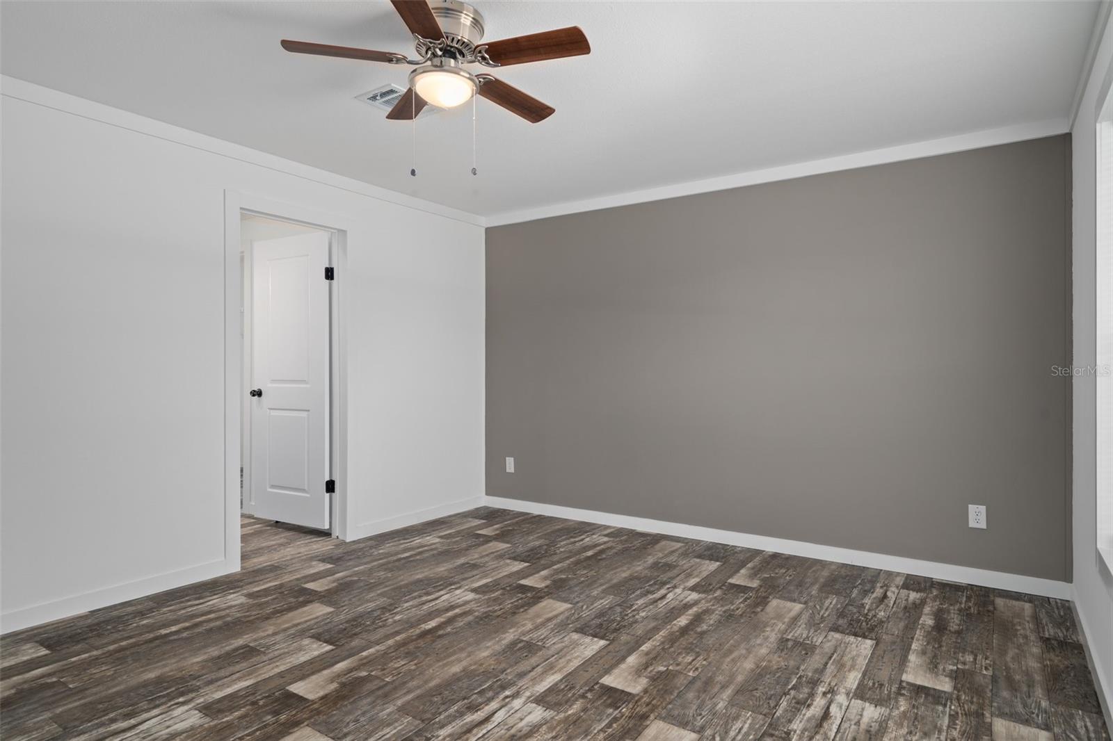 Image 17 of 41 For 16092 Naples Street