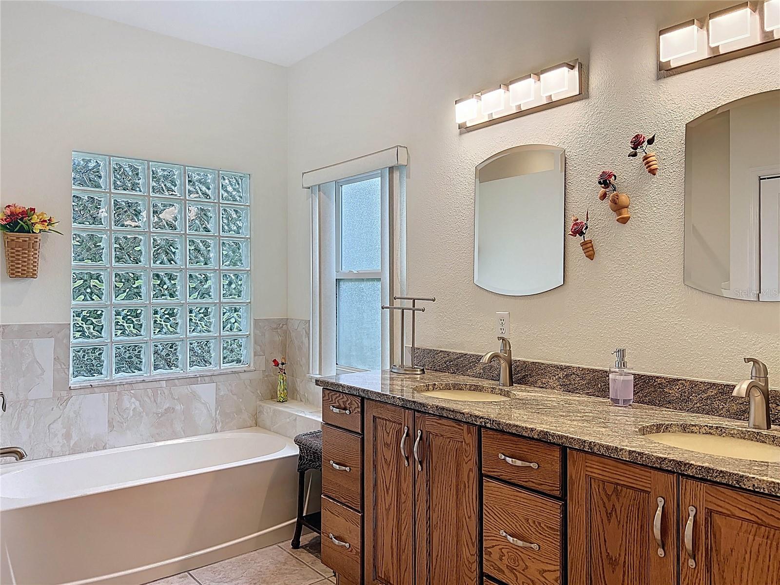 Listing photo id 40 for 13383 Cooper Road