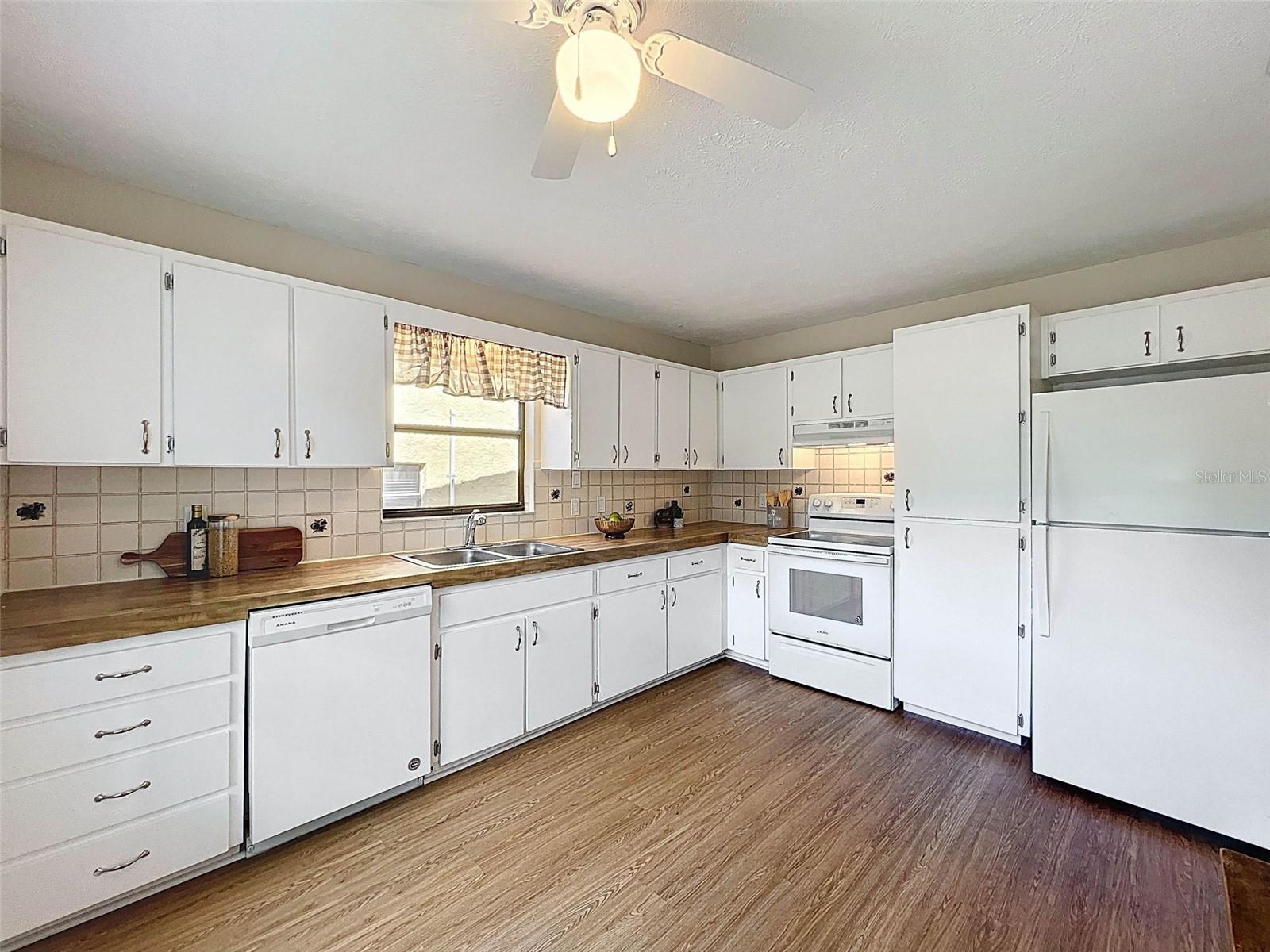 Listing photo id 3 for 7725 Forest Trail