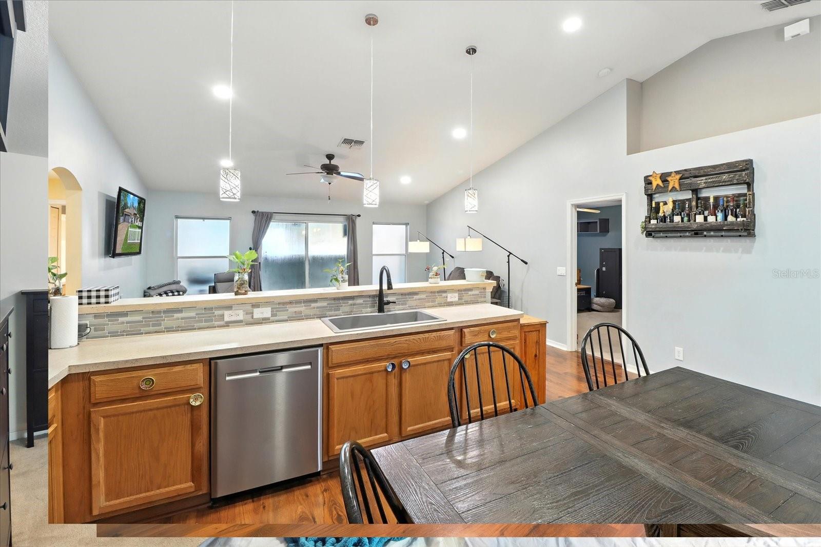 Listing photo id 9 for 6568 Waycross Way
