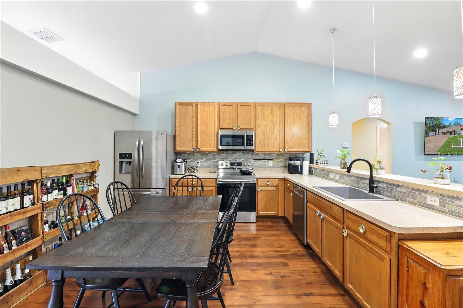Listing photo id 1 for 6568 Waycross Way