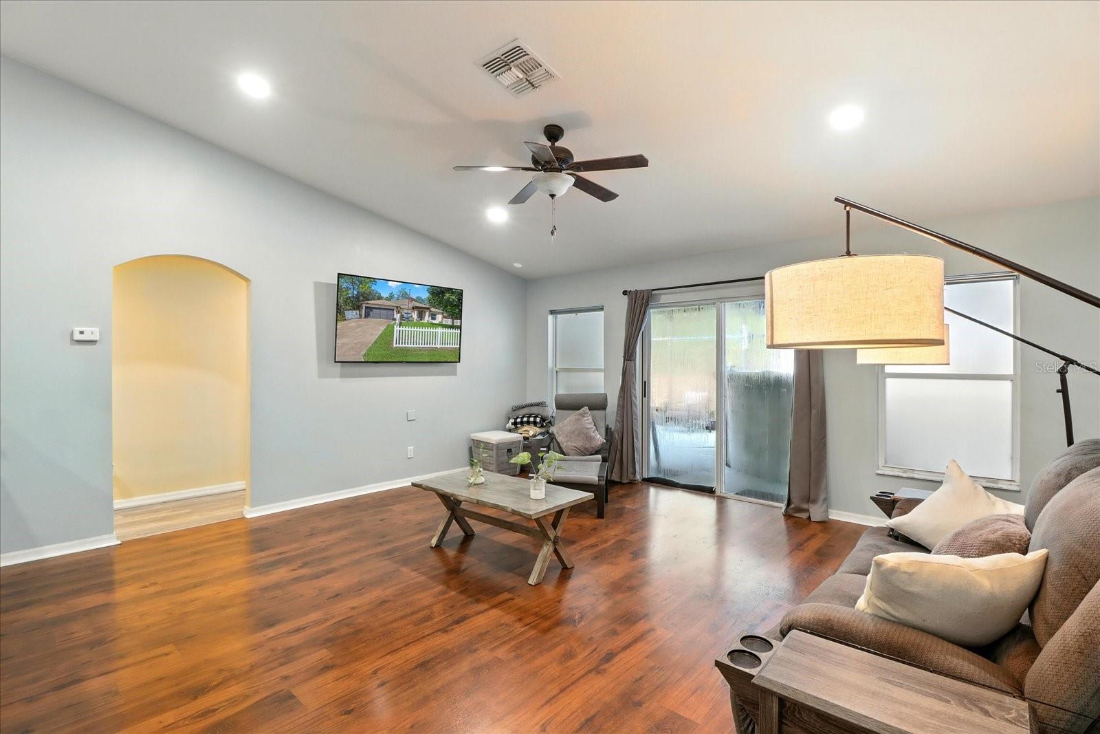 Listing photo id 2 for 6568 Waycross Way