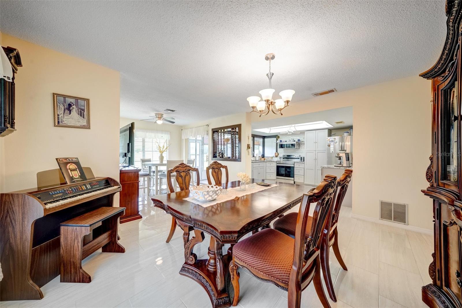 Listing photo id 10 for 8345 Elgin Drive