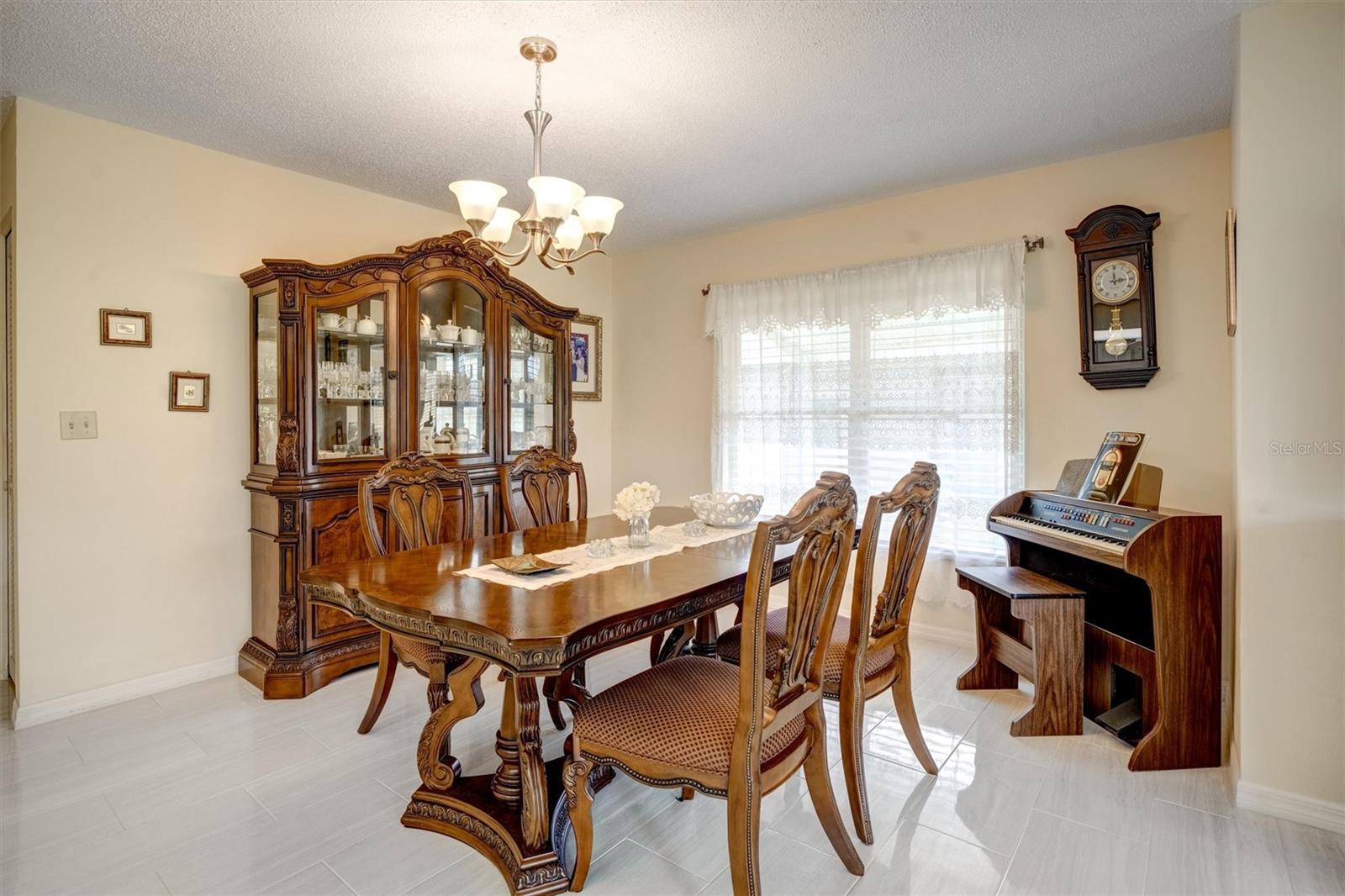 Listing photo id 11 for 8345 Elgin Drive
