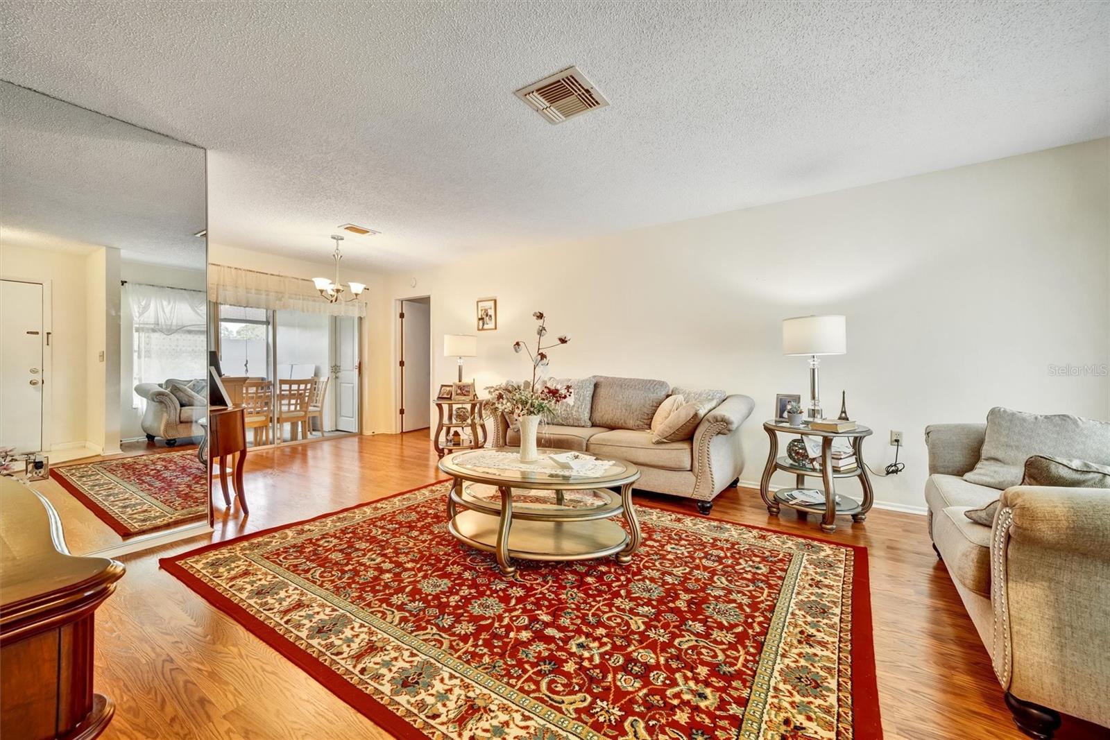 Listing photo id 5 for 8345 Elgin Drive