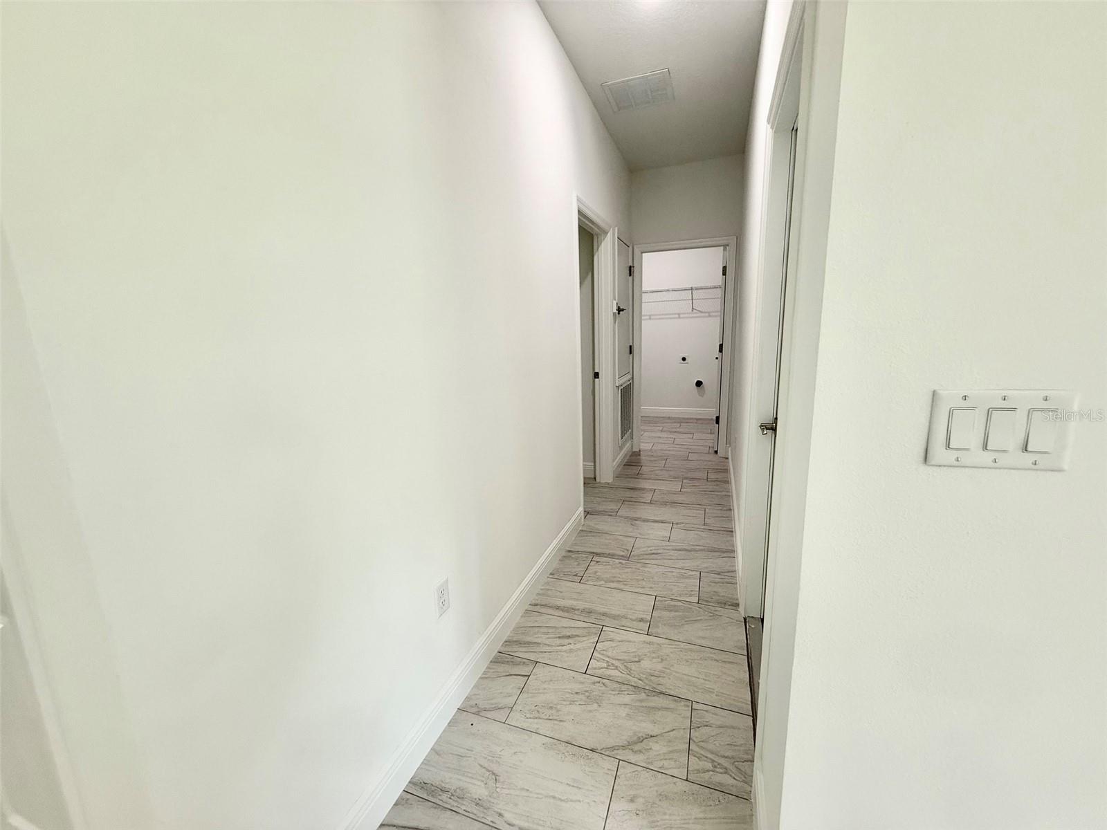 Listing photo id 9 for 2885 Redgate Drive