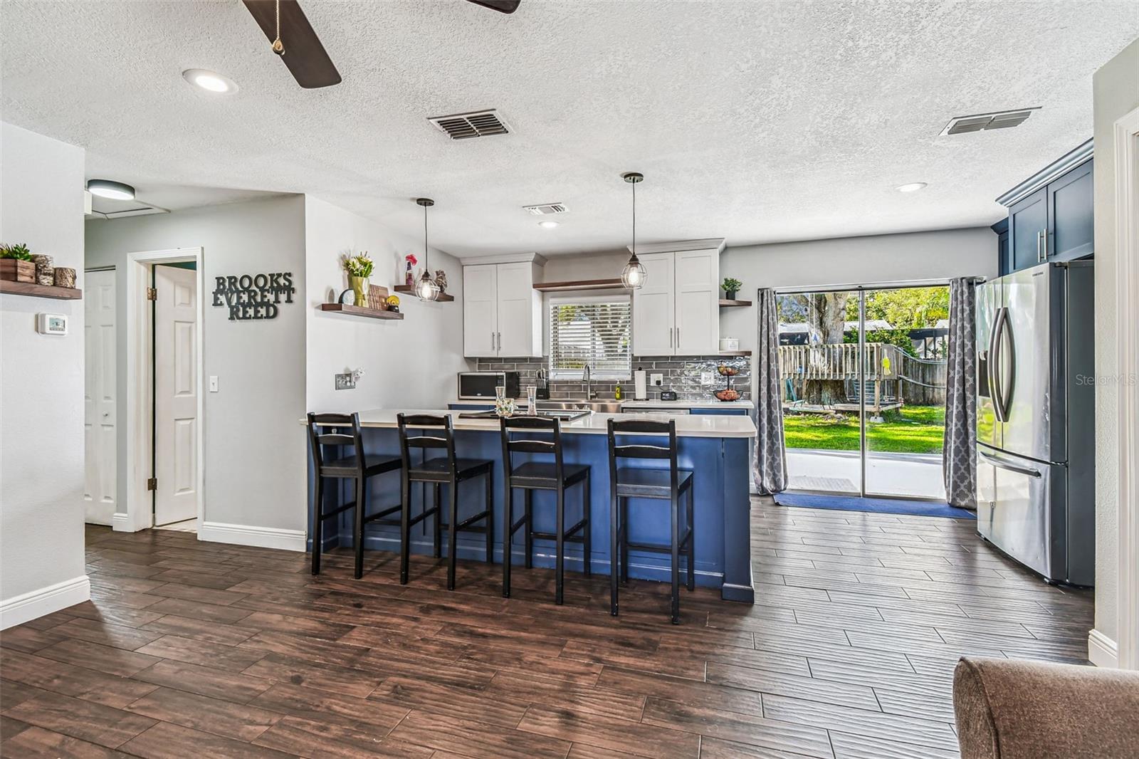Listing photo id 9 for 8104 Candlewoode Drive