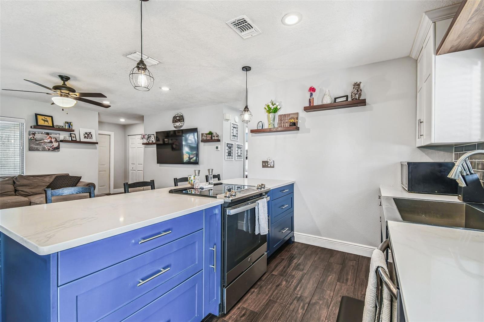 Listing photo id 12 for 8104 Candlewoode Drive