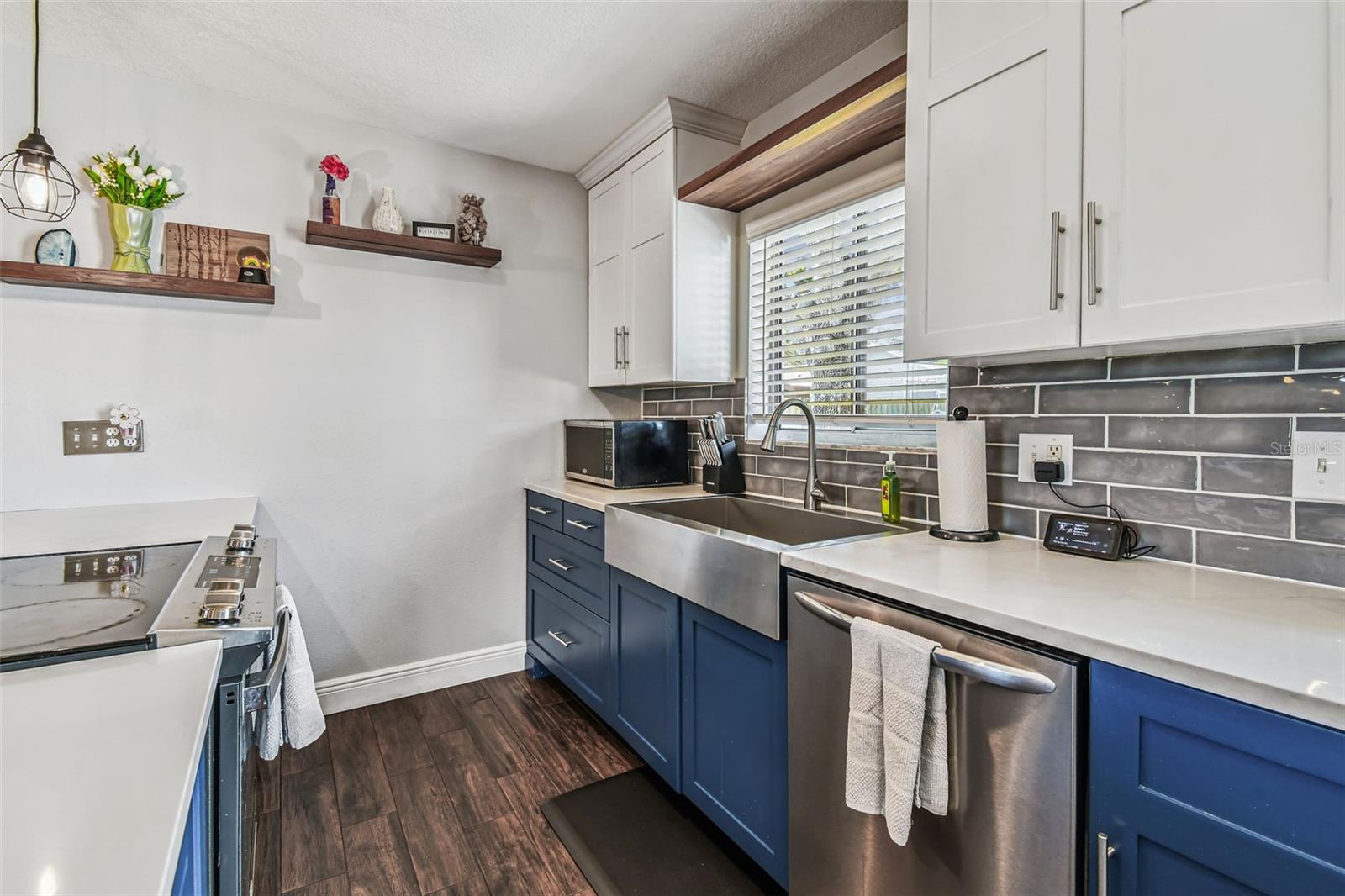 Listing photo id 13 for 8104 Candlewoode Drive