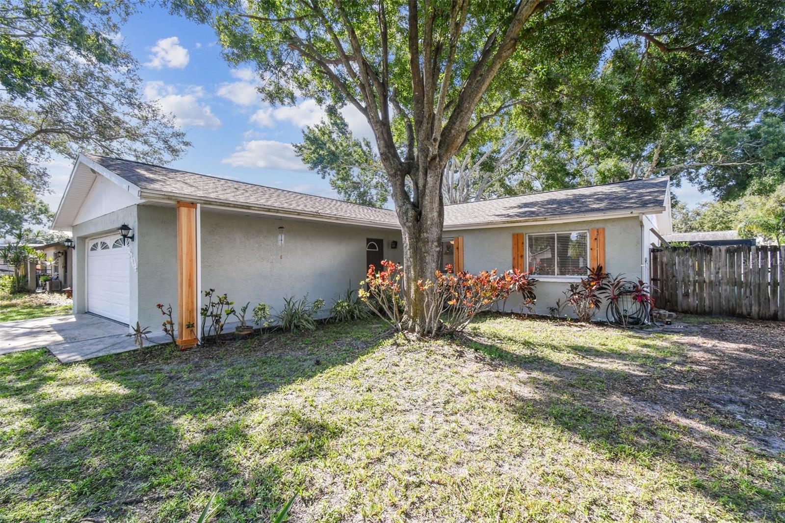 Listing photo id 1 for 8104 Candlewoode Drive